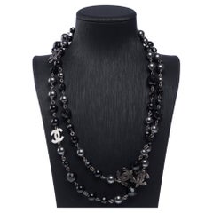 Außergewöhnliche Chanel-Halskette mit Perlen- und Silbermetallbeschlägen