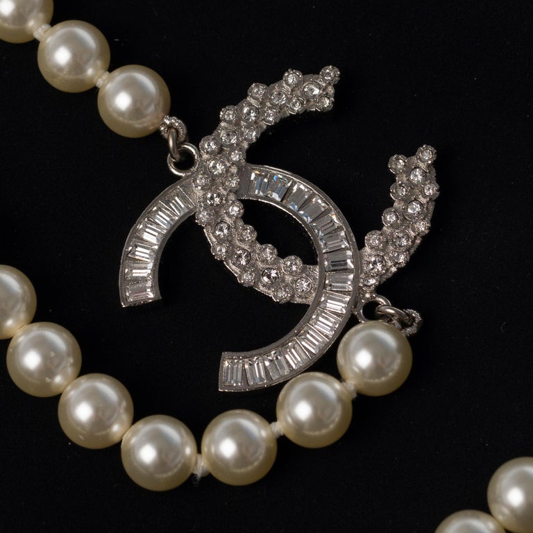 Amazing Chanel Necklace with pearl replica, crystal and silver hardware at  1stDibs