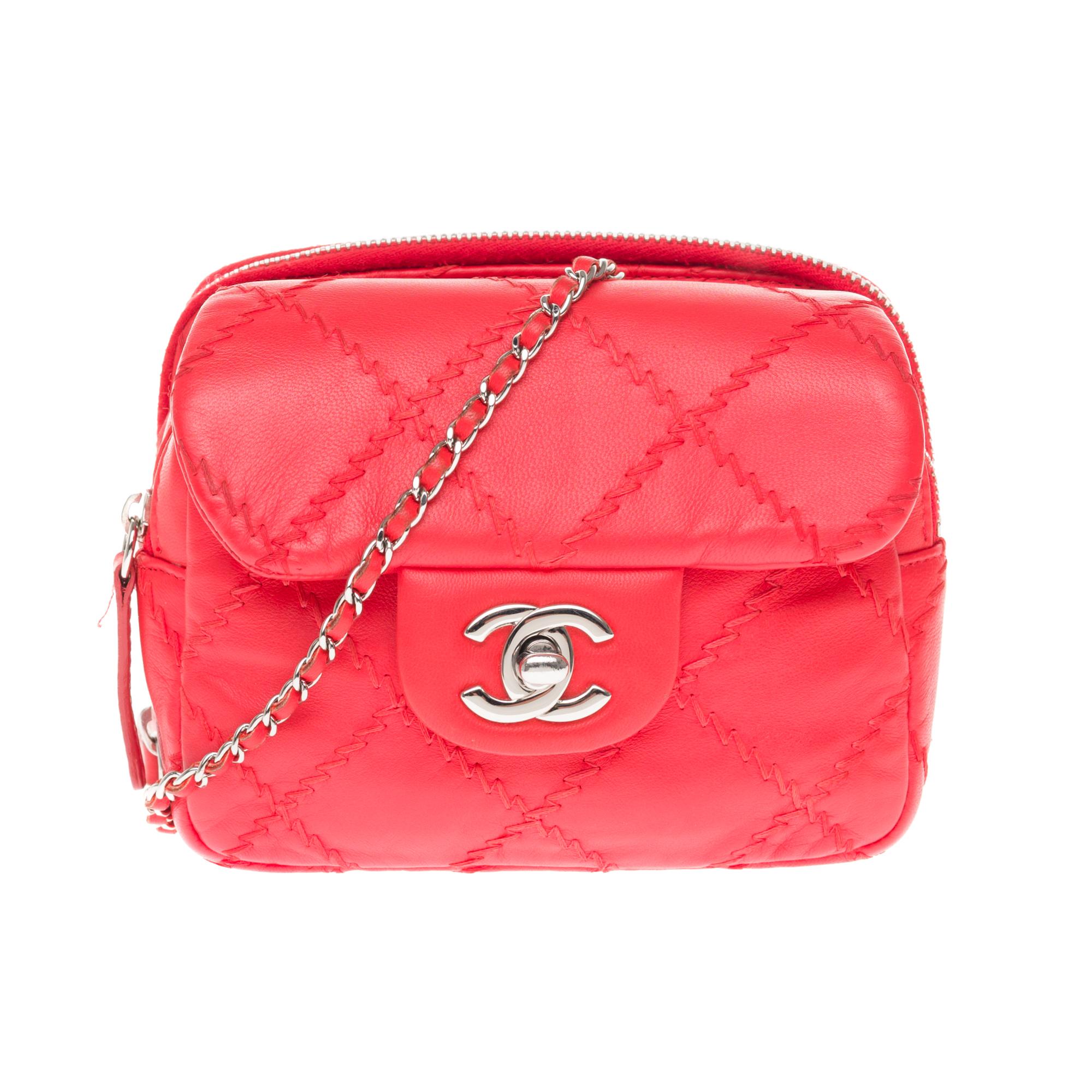 Lovely CHANEL Handbag/Wallet in red lambskin with zig zag stitching, 2 compartments with zippers, red fabric interior, silver metal trim, silver metal shoulder strap with red leather interlacing for a shoulder strap.
2 compartments: 1 compartment