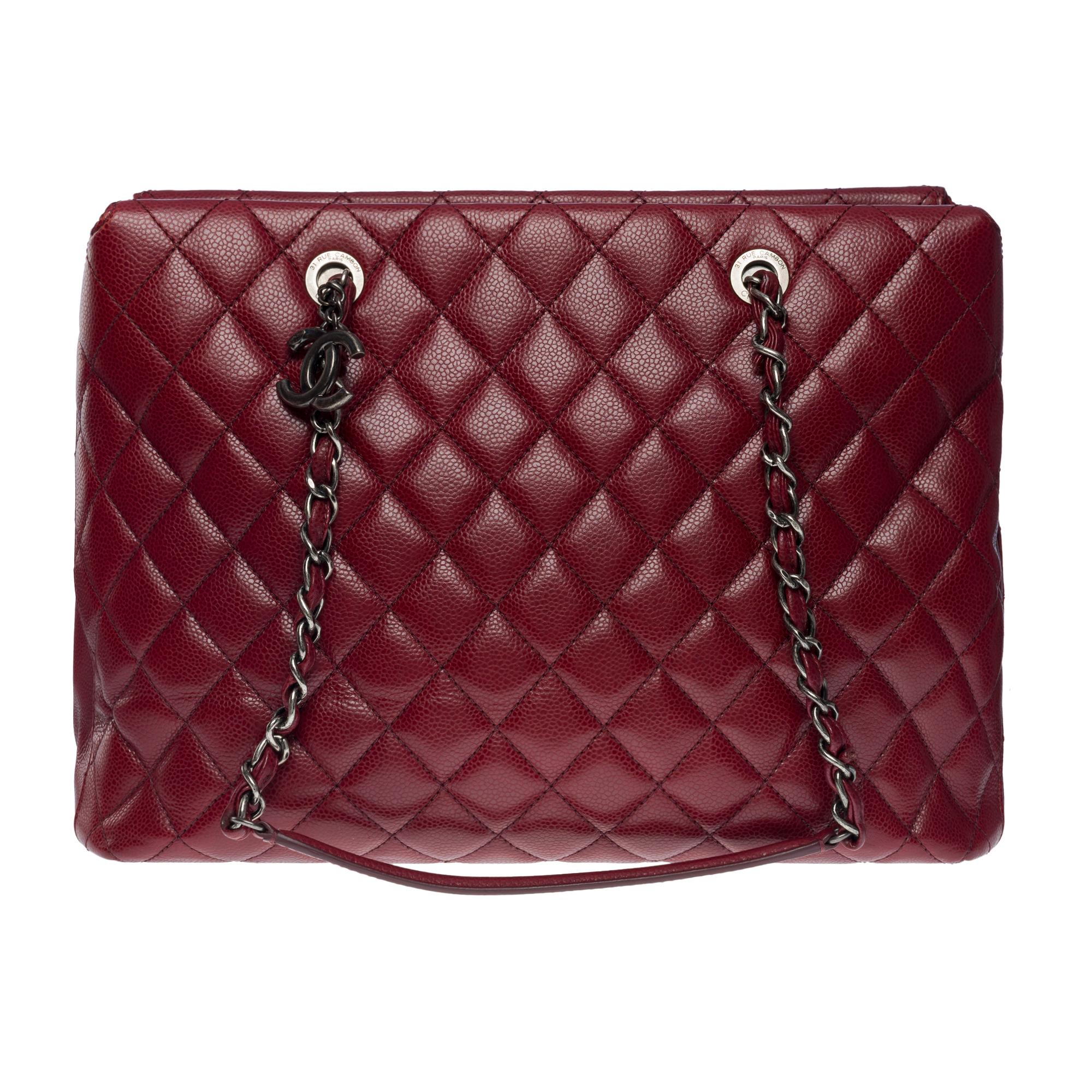 Gorgeous Cabas Chanel Shopping Tote bag in burgundy caviar leather, ruthenium metal hardware, double ruthenium metal handle interwoven with burgundy leather for a hand and shoulder carry

Backpack pocket
Burgundy interior lining, 4 interior