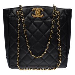Superbe fourre-tout Chanel en cuir matelassé Caviar noir et quincaillerie dorée