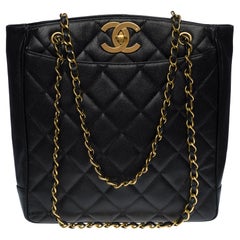 Außergewöhnliche Chanel Einkaufstasche aus schwarzem Kaviar gestepptem Leder und goldenen Beschlägen