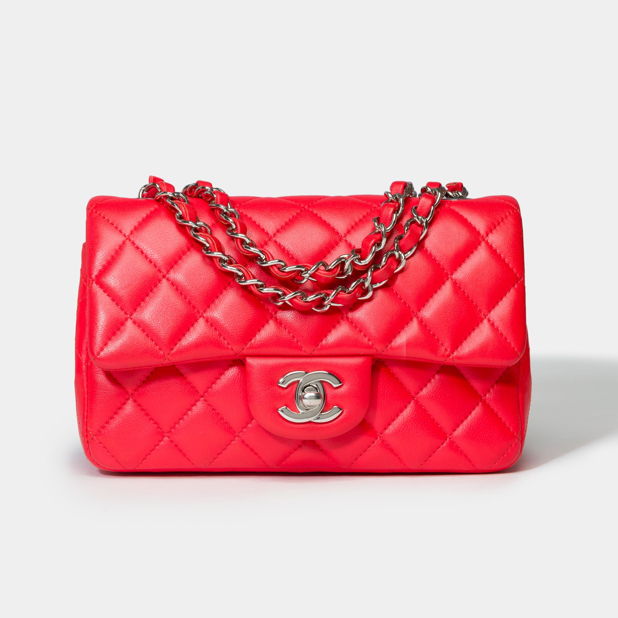 Amazing​ ​Chanel​ ​Timeless​ ​Mini​ ​shoulder​ ​bag​ ​in​ ​red​ ​quilted​ ​lambskin​ ​leather,​ ​silver​ ​metal​ ​trim,​ ​a​ ​chain​ ​handle​ ​in​ ​silver​ ​metal​ ​interlaced​ ​with​ ​red​ ​leather​ ​for​ ​a​ ​hand​ ​or​ ​shoulder​ ​or​ ​crossbody​