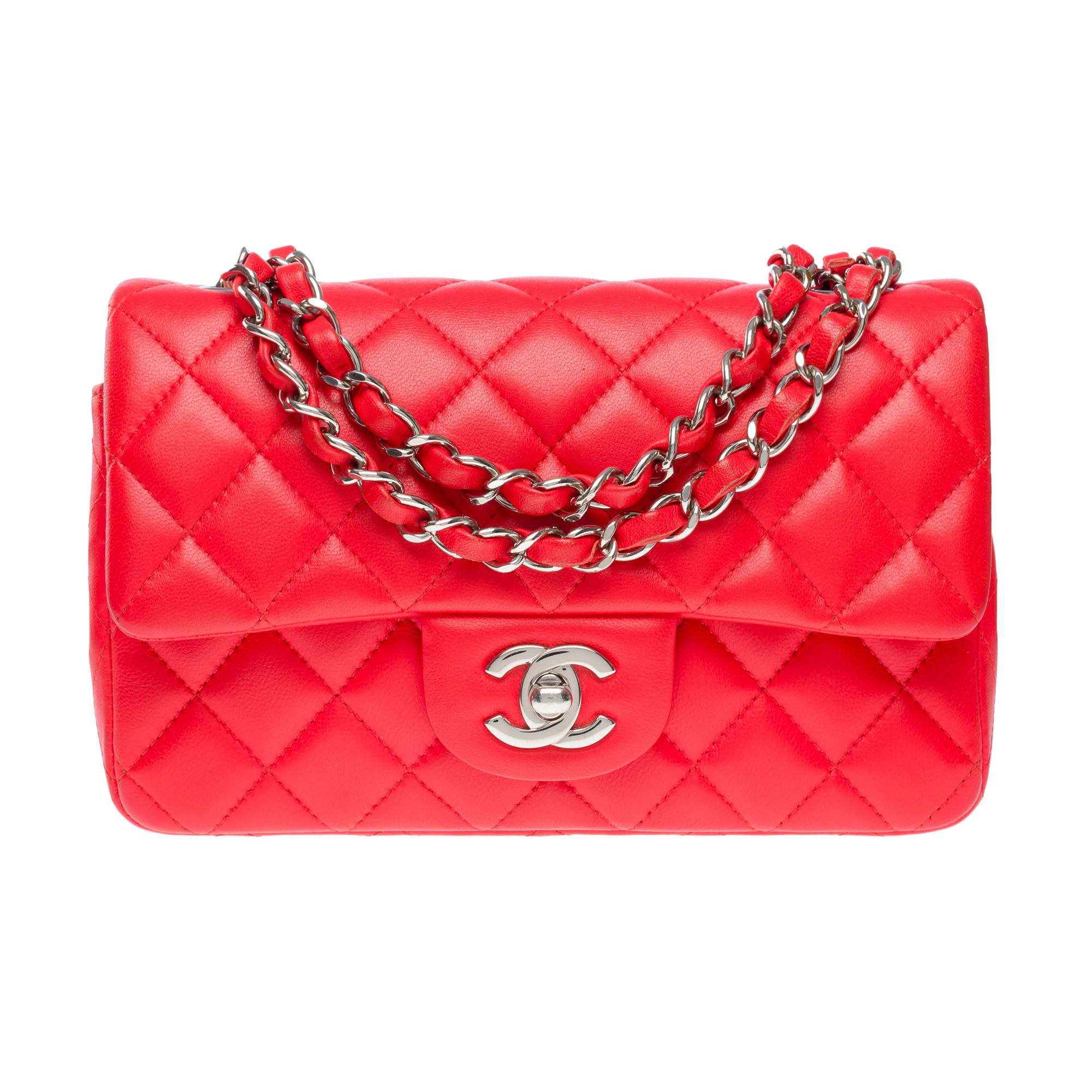 Amazing Chanel Timeless Mini shoulder flap bag in Red quilted lambskin,  SHW In Excellent Condition For Sale In Paris, IDF