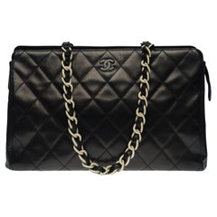 Amazing Chanel Tote bag in black lambskin leather, two-tone hardware