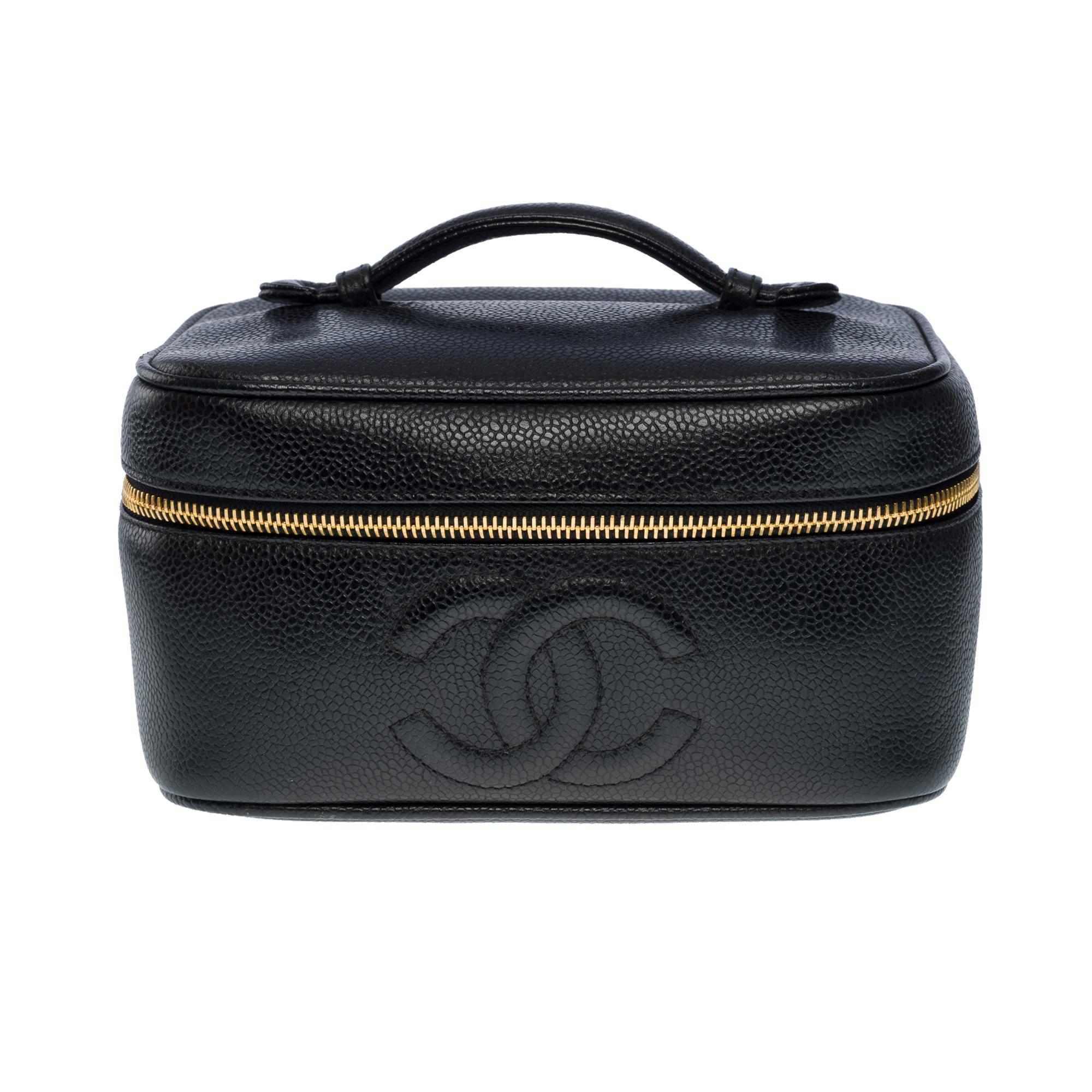 Lovely Vanity Case in black caviar leather, black leather handle for a hand carry

Zip closure
Black leather lining, 1 elastic pocket
Signature: 