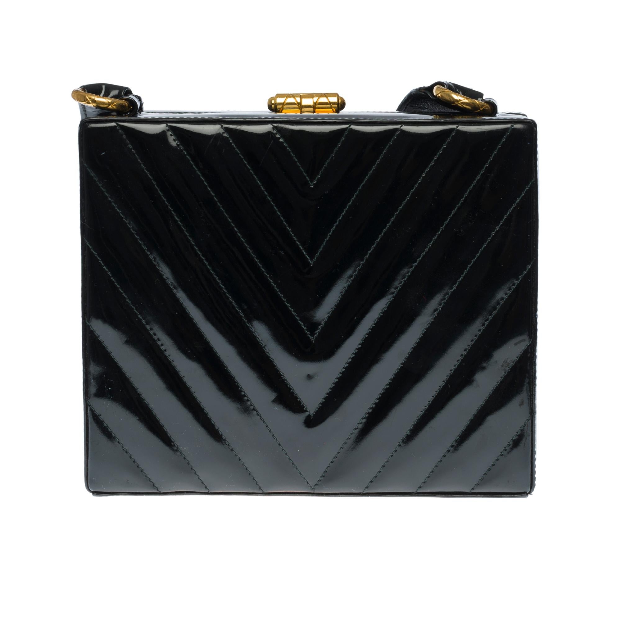 Chic Vanity Case Chanel in black patent herringbone quilted leather, gold metal trim, black varnished leather shoulder strap.

Lining in black leather, one patch pocket.

