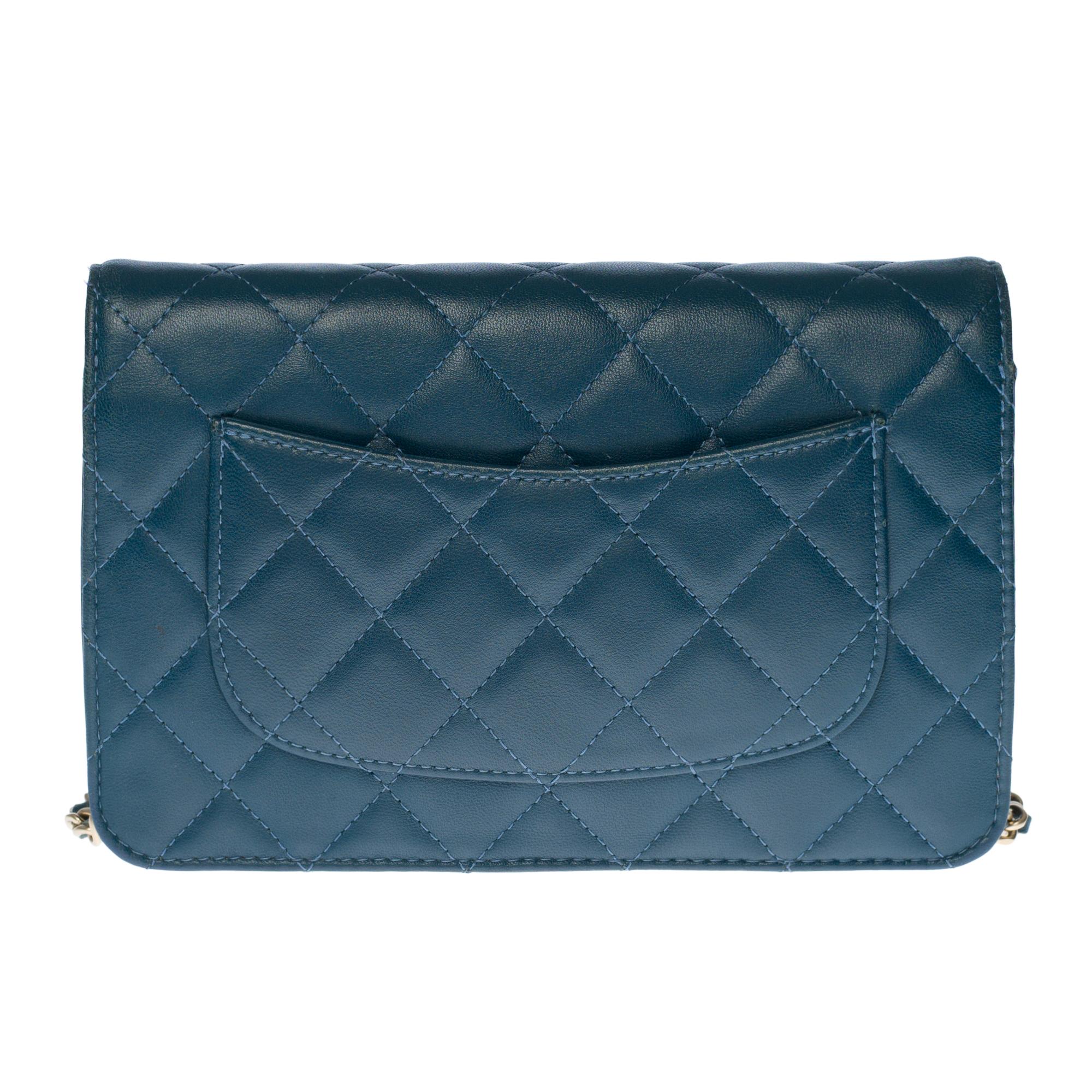 Lovely Chanel Wallet on Chain (WOC) shoulder bag in blue quilted leather, gold-tone metal hardware, a gold-tone metal chain handle intertwined with blue leather allowing a shoulder or shoulder strap.

Closure by flap.
Lining in blue leather, one zip