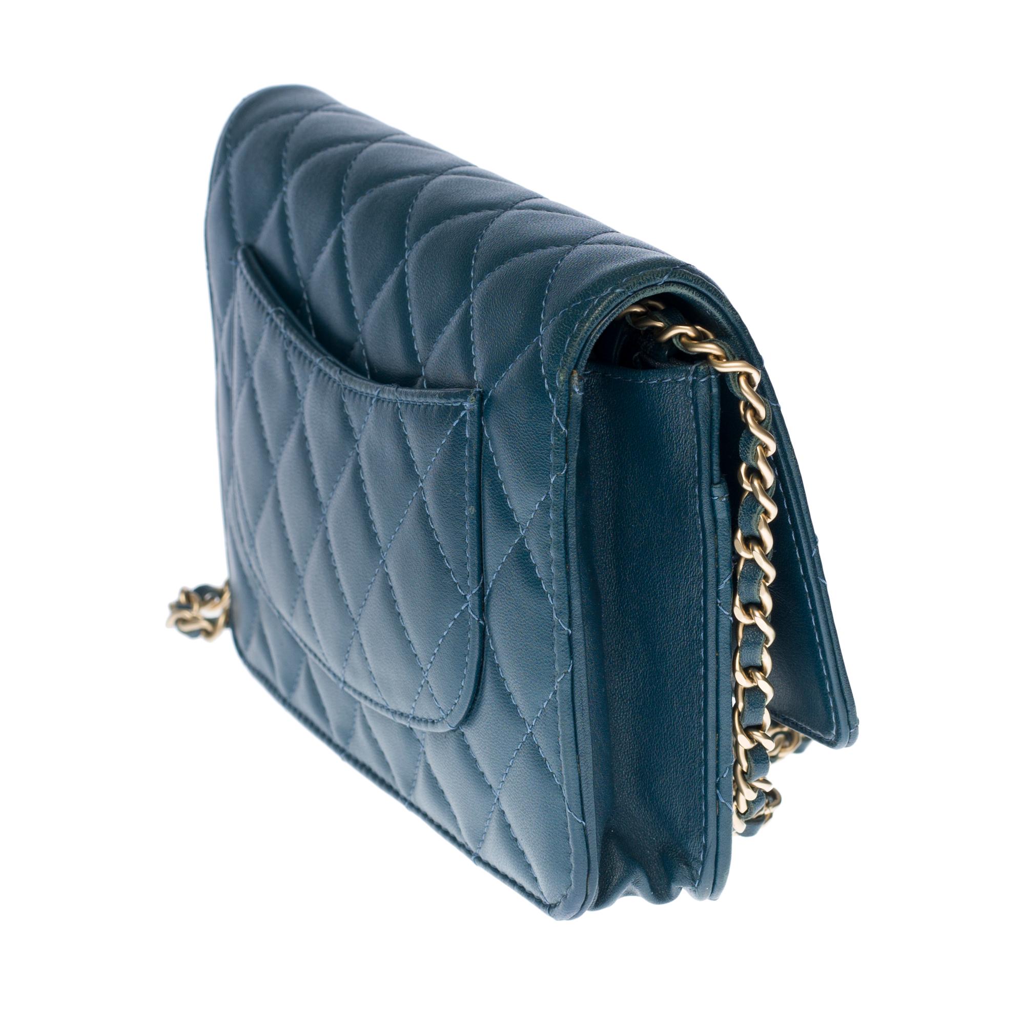 Amazing Chanel Wallet on Chain (WOC) shoulder bag in blue quilted leather, GHW In Good Condition In Paris, IDF