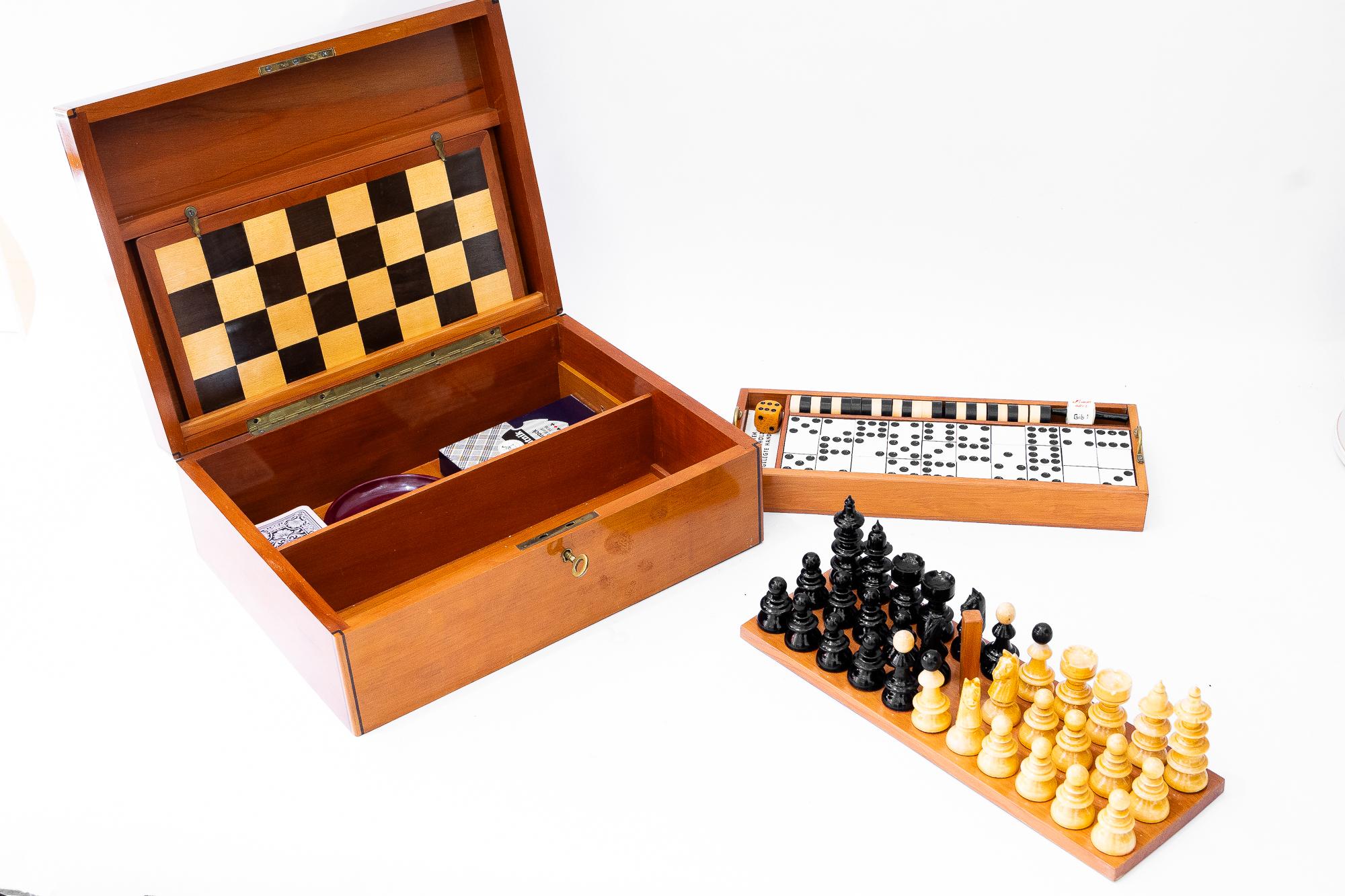 Étonnante boîte à jeux en bois de cerisier avec incrustation, vers les années 1950 en vente 4