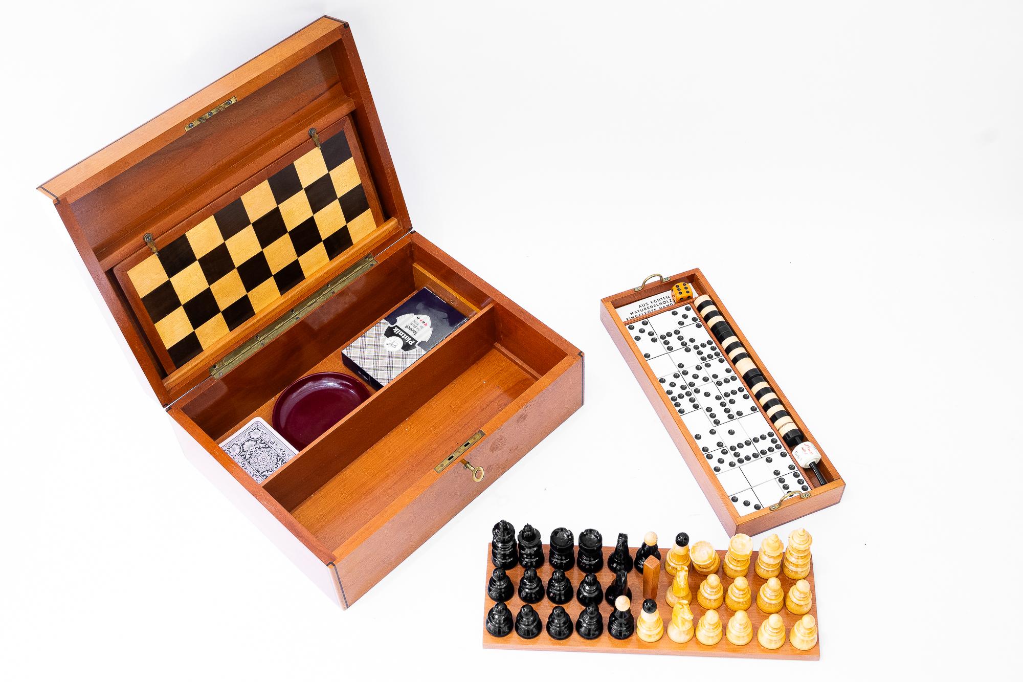 Étonnante boîte à jeux en bois de cerisier avec incrustation, vers les années 1950 en vente 6