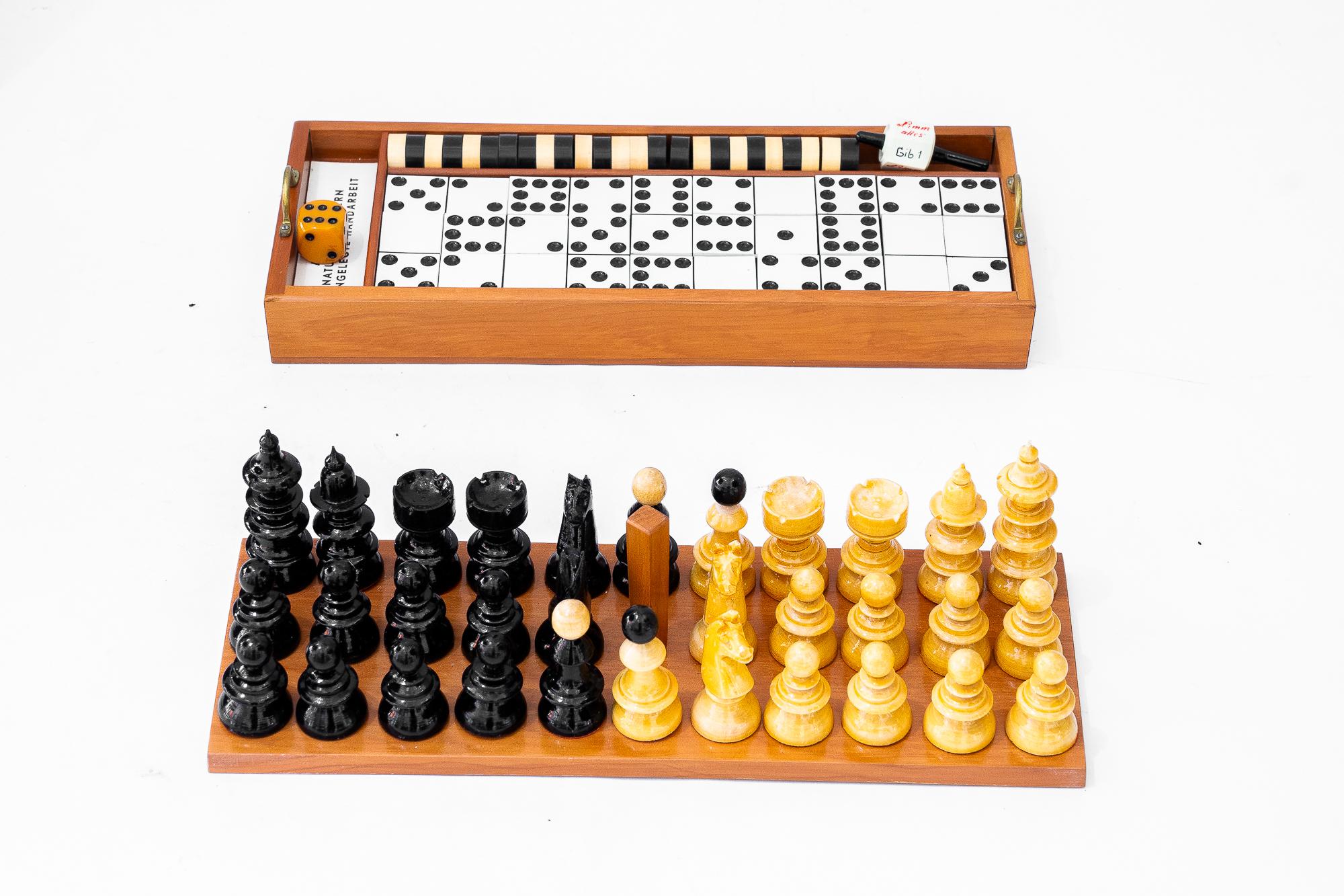 Étonnante boîte à jeux en bois de cerisier avec incrustation, vers les années 1950 en vente 8