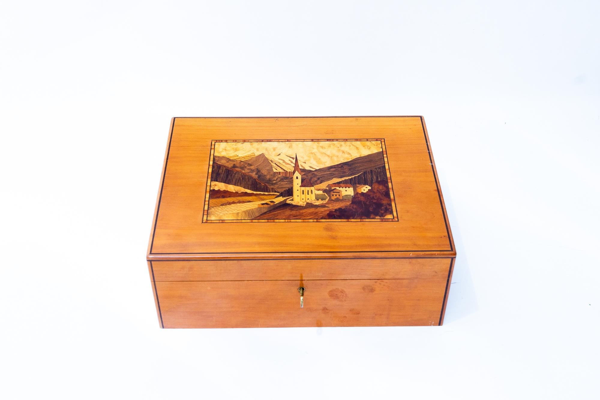 Étonnante boîte à jeux en bois de cerisier avec incrustation, vers les années 1950
Très bon état d'origine.
