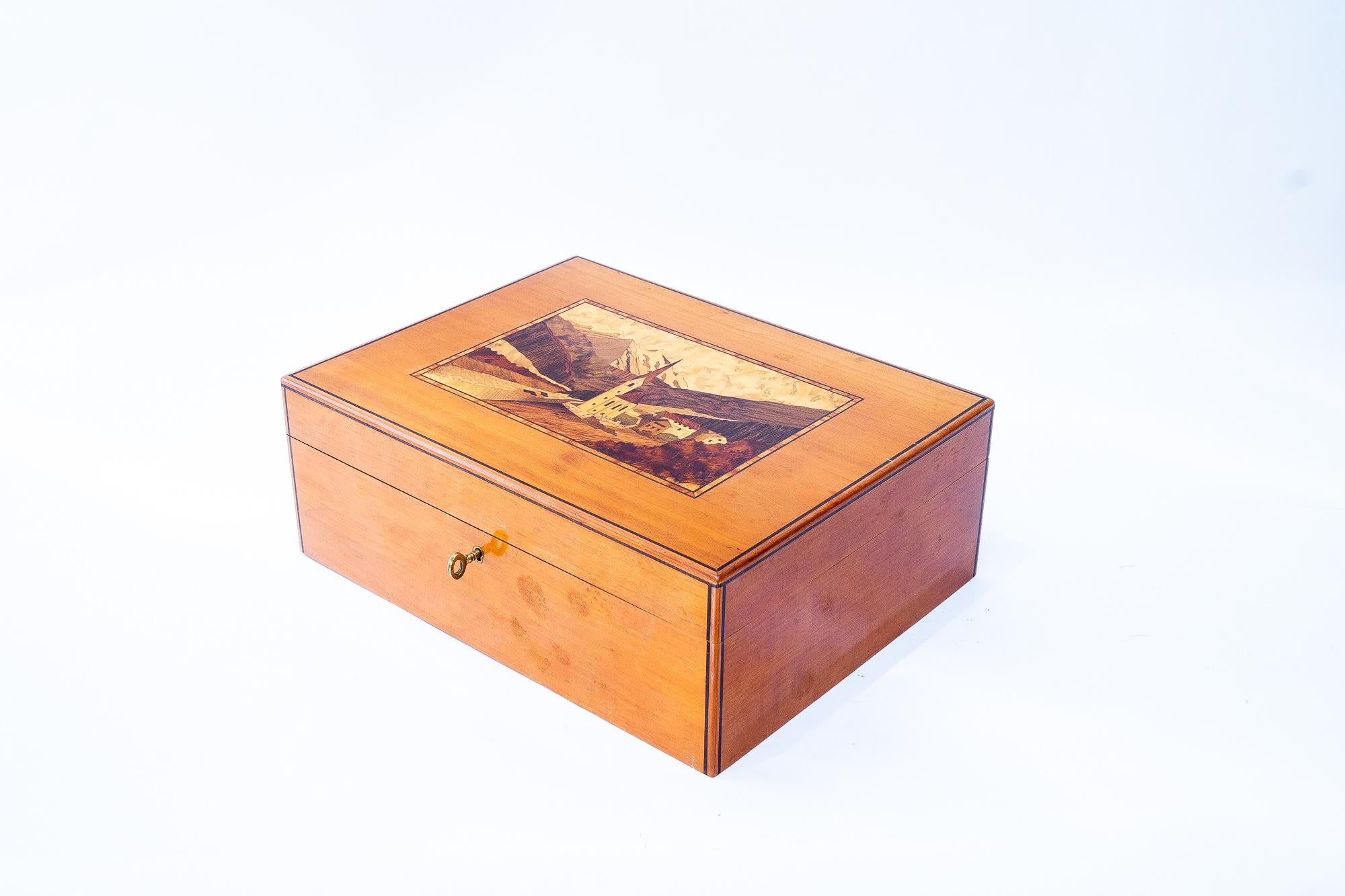 Mid-Century Modern Étonnante boîte à jeux en bois de cerisier avec incrustation, vers les années 1950 en vente