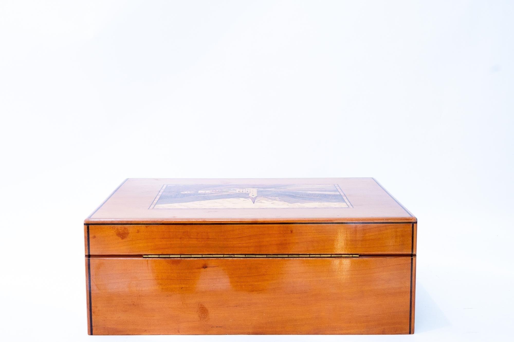 Incrusté Étonnante boîte à jeux en bois de cerisier avec incrustation, vers les années 1950 en vente