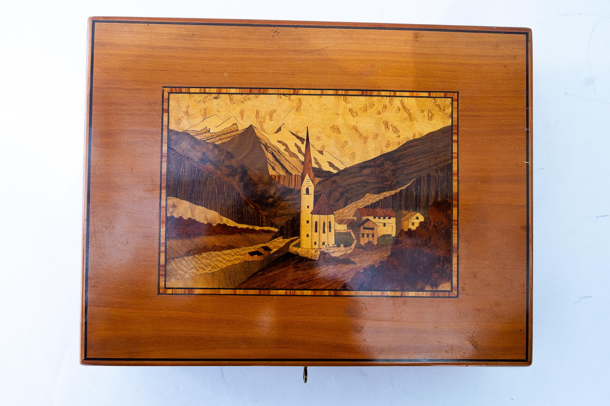 Étonnante boîte à jeux en bois de cerisier avec incrustation, vers les années 1950 Bon état - En vente à Wien, AT