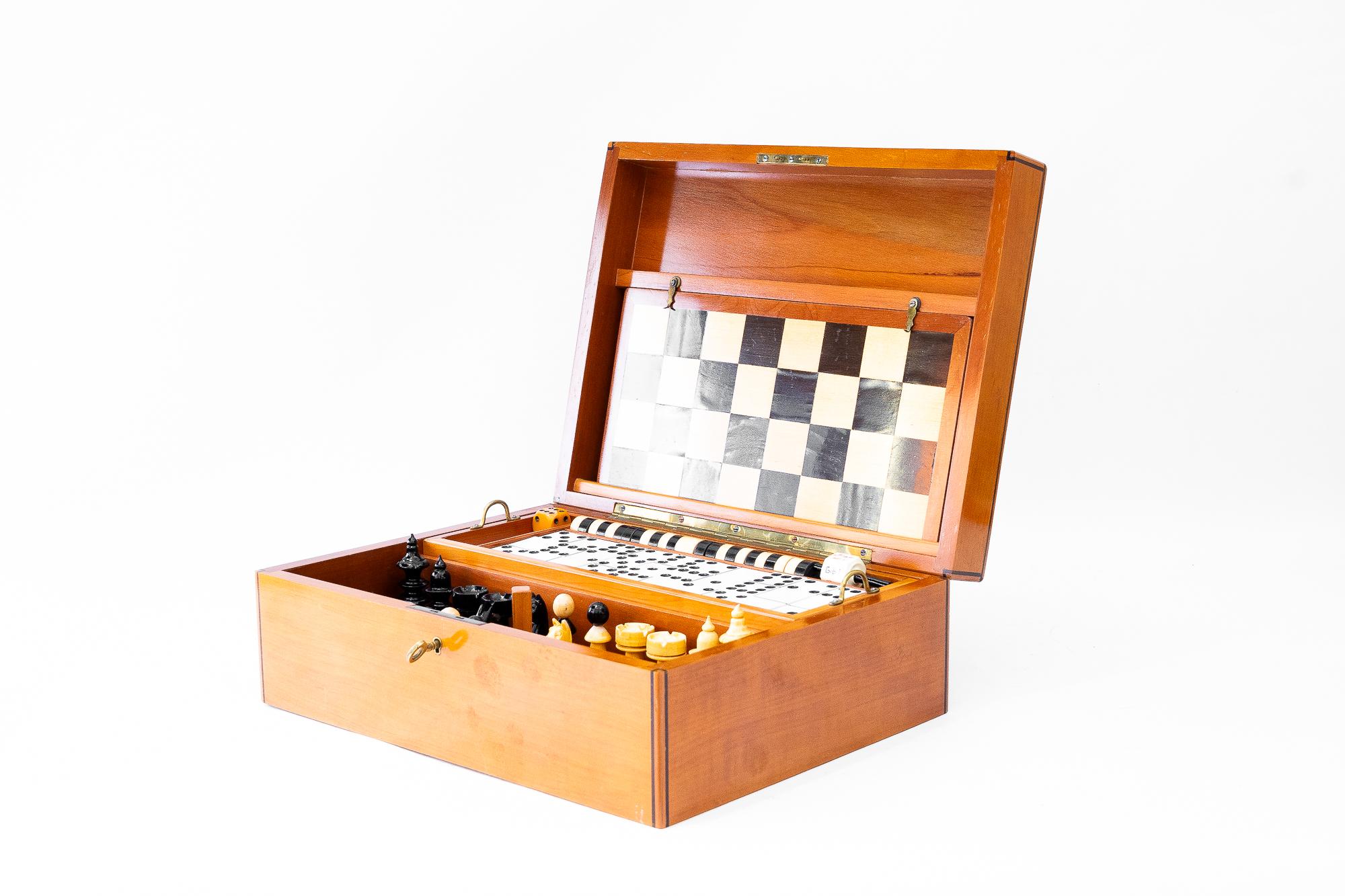 Bois Étonnante boîte à jeux en bois de cerisier avec incrustation, vers les années 1950 en vente