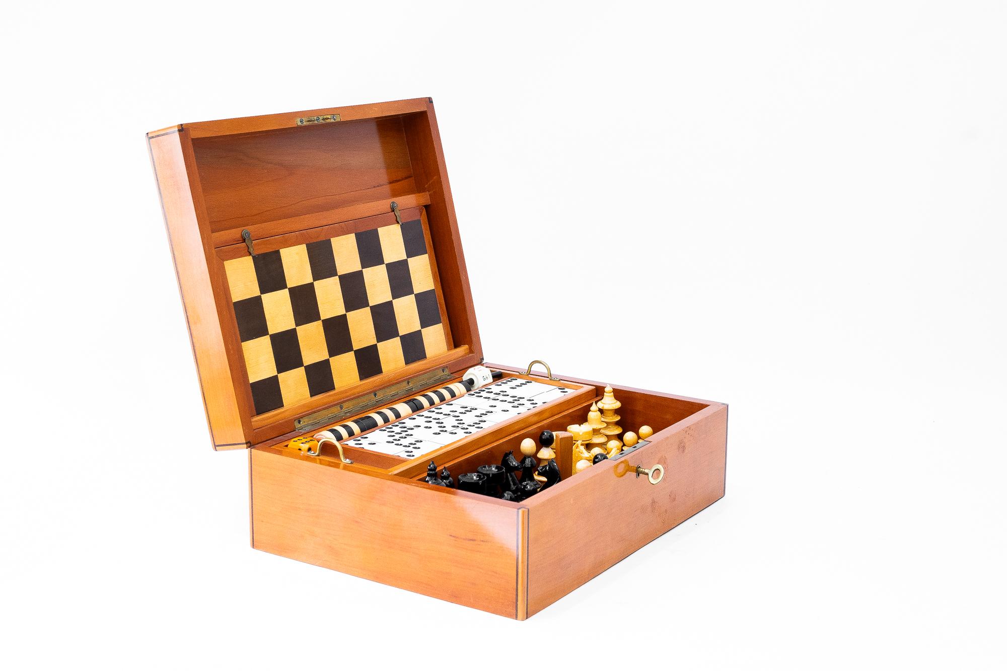 Étonnante boîte à jeux en bois de cerisier avec incrustation, vers les années 1950 en vente 1