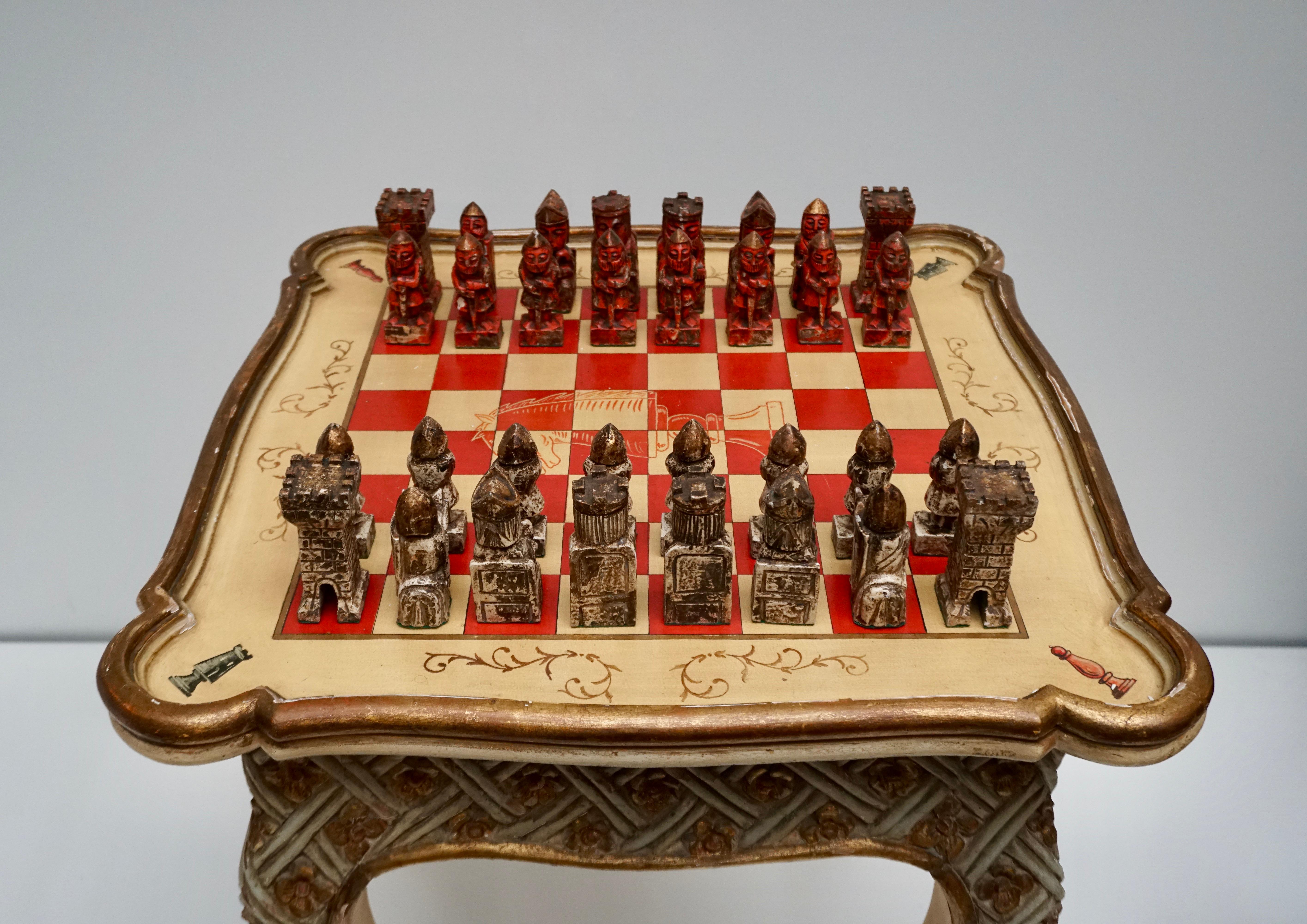 Spielspiel-Schachset aus handgefertigten und bemalten Holzstücken mit Tisch und Karton im Angebot 3
