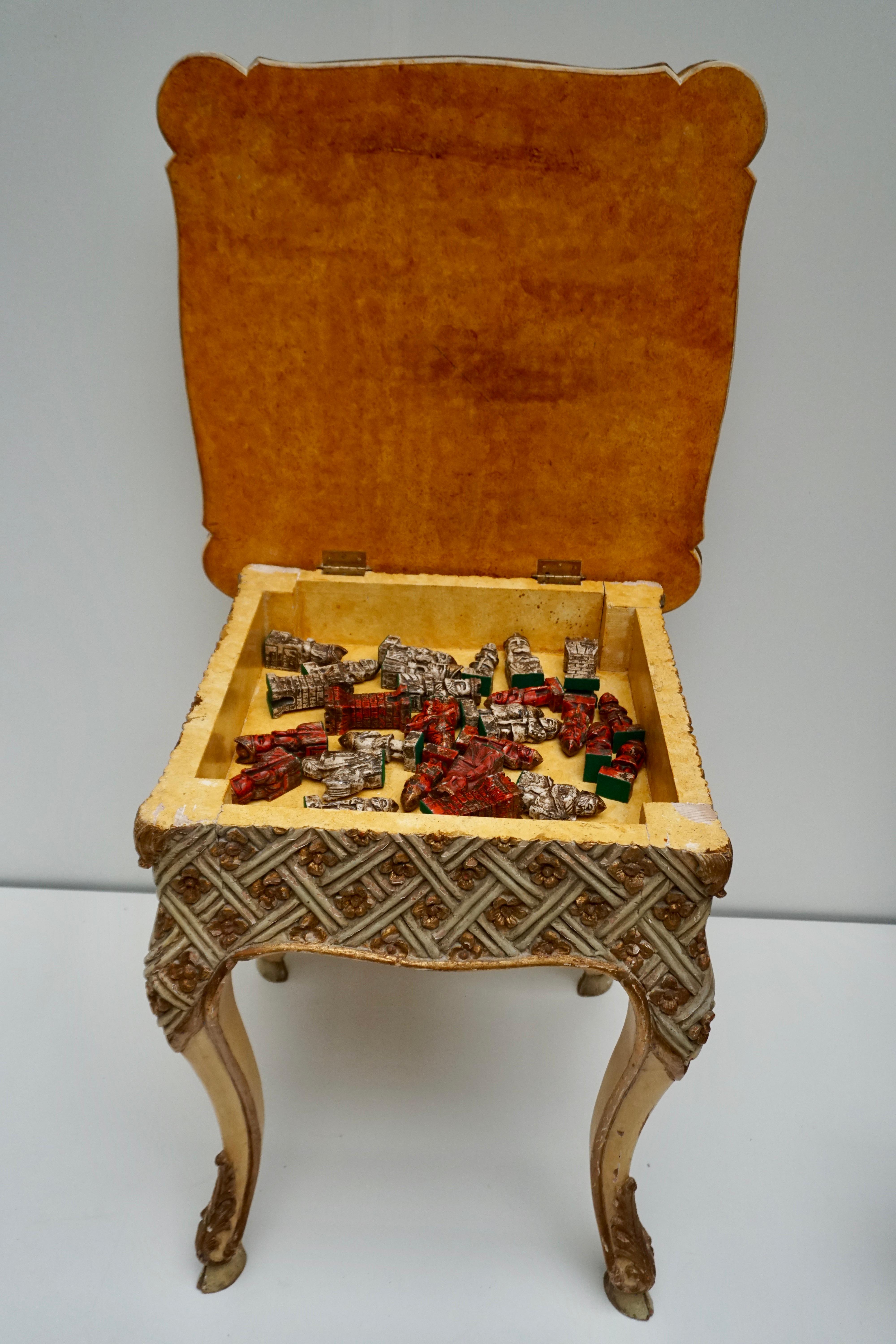 Spielspiel-Schachset aus handgefertigten und bemalten Holzstücken mit Tisch und Karton im Angebot 6