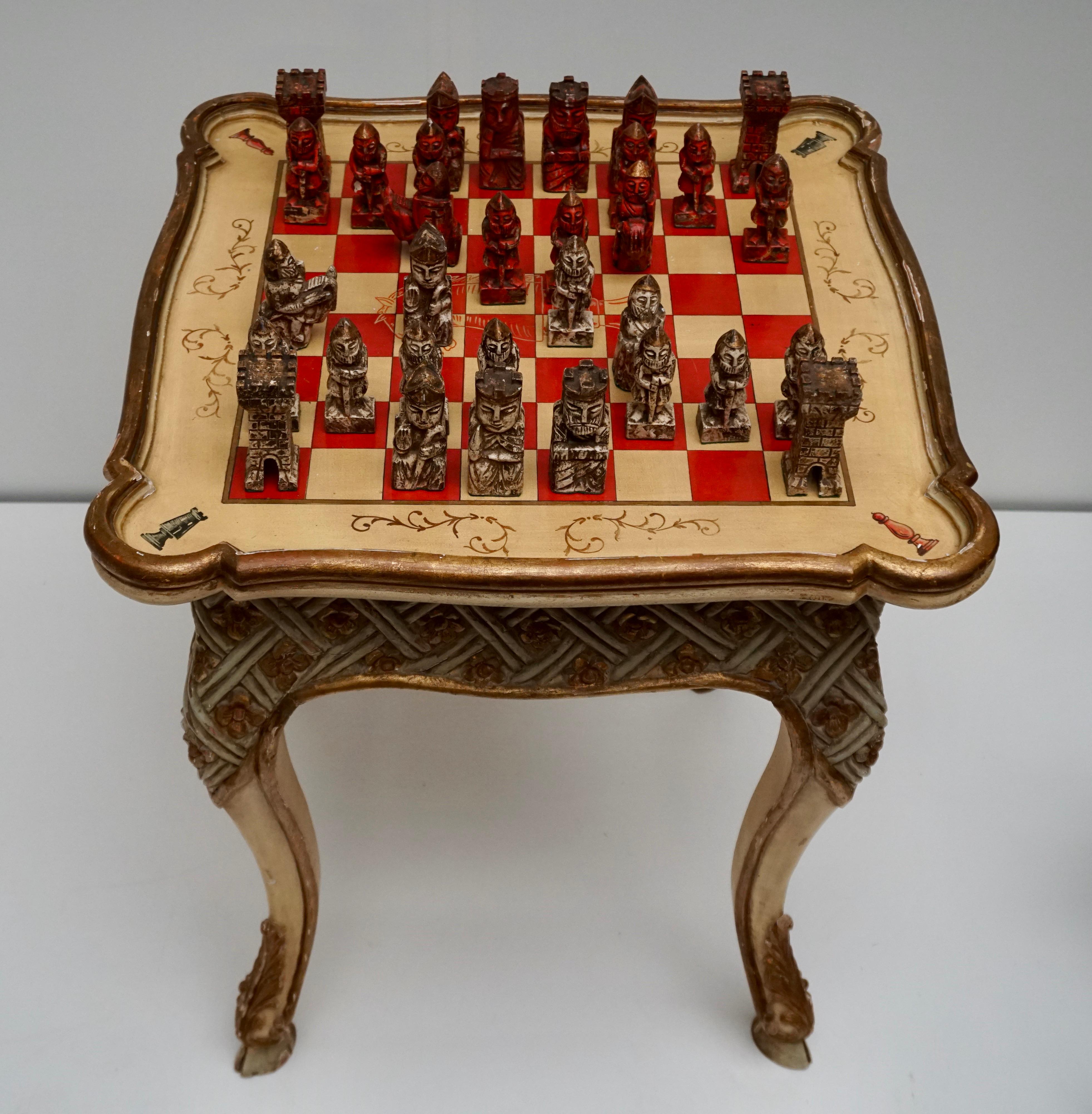 Seltenes italienisches Schachspiel aus dem frühen 20. Jahrhundert aus geschnitztem, lackiertem, vergoldetem und handbemaltem Holz mit sehr schönen floralen Verzierungen. 

Maße: Höhe 79 cm.
Breite 69 cm.
 