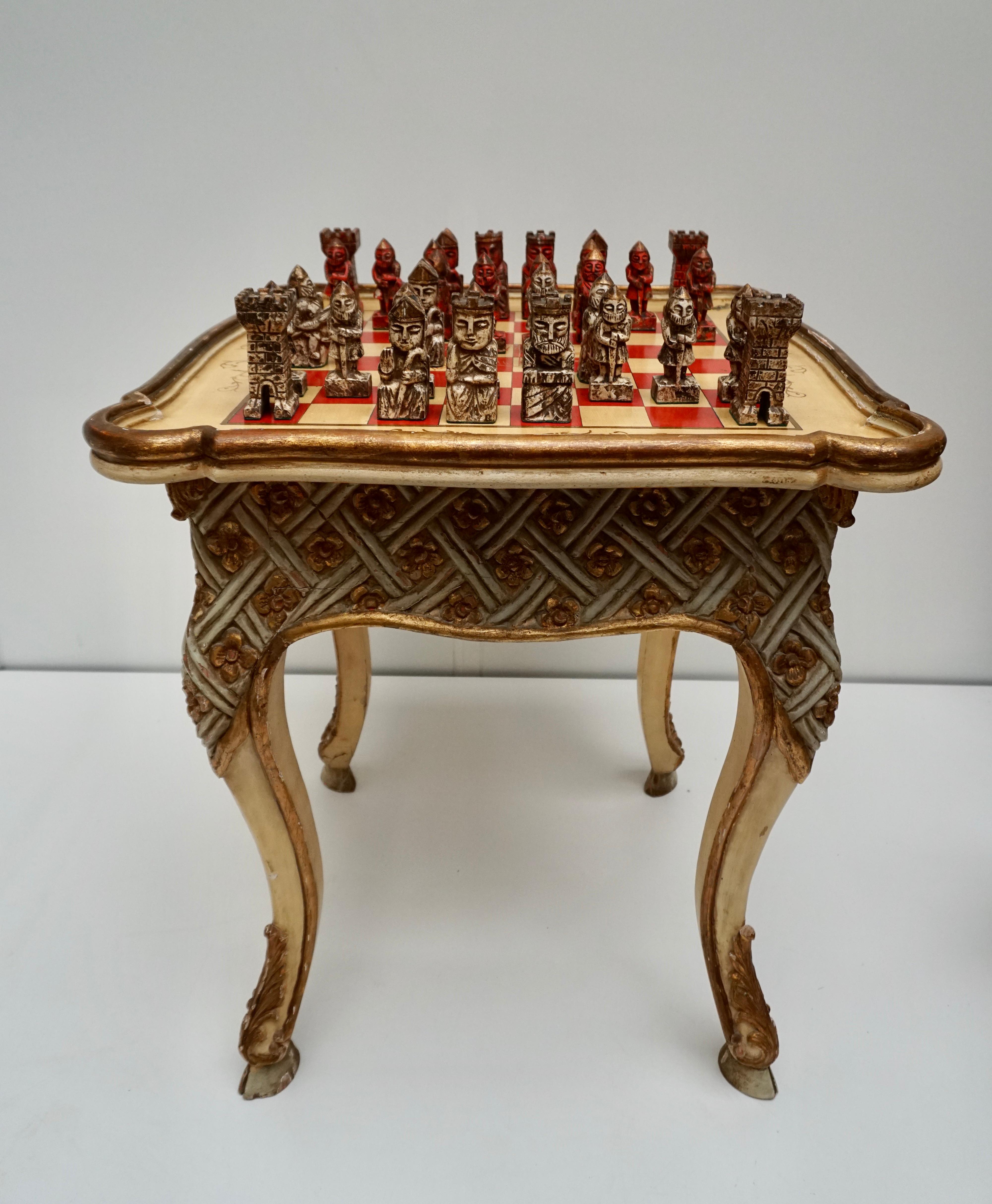 Spielspiel-Schachset aus handgefertigten und bemalten Holzstücken mit Tisch und Karton (Hollywood Regency) im Angebot