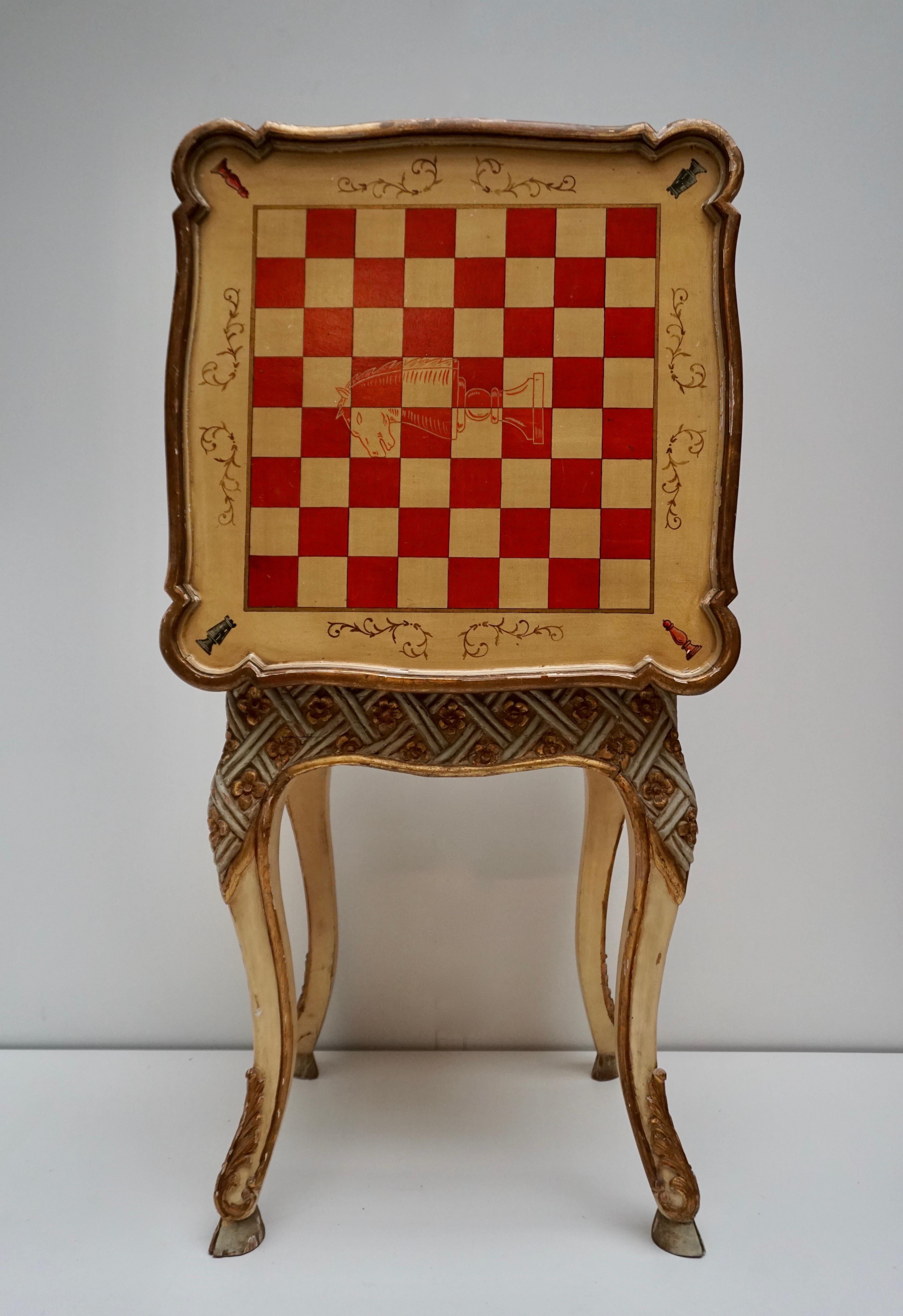 Spielspiel-Schachset aus handgefertigten und bemalten Holzstücken mit Tisch und Karton (Italienisch) im Angebot