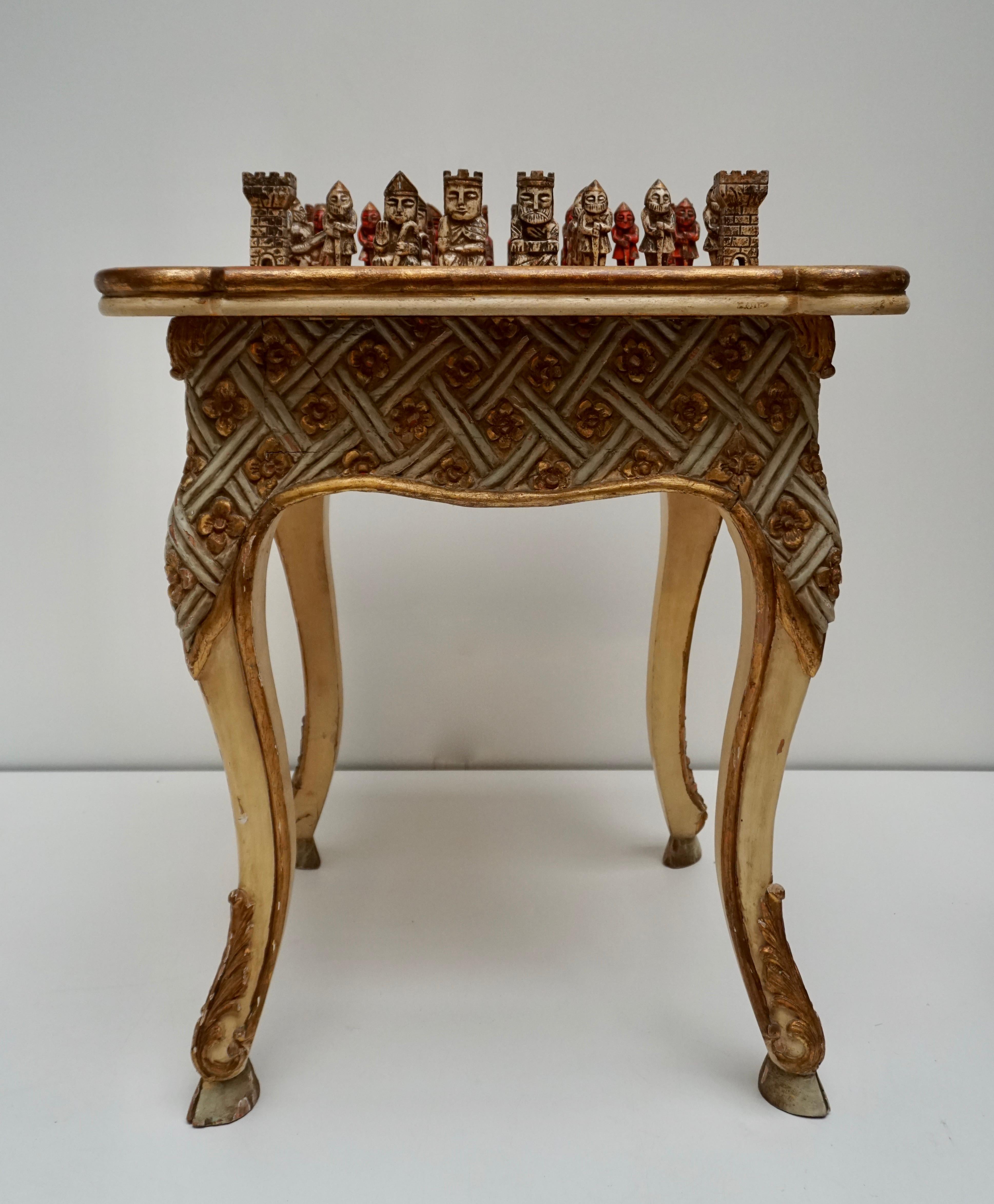 Spielspiel-Schachset aus handgefertigten und bemalten Holzstücken mit Tisch und Karton (Handgeschnitzt) im Angebot