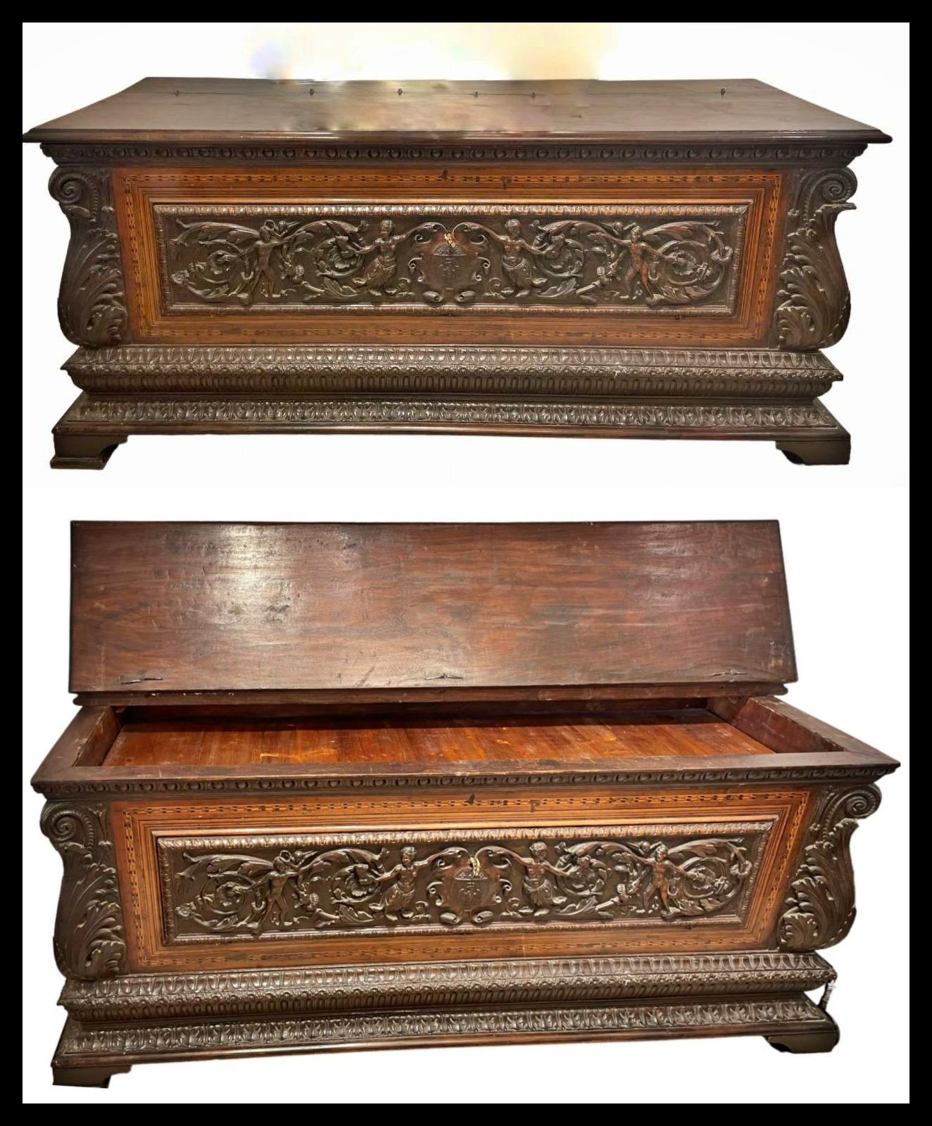 Amazing Chest, Italy, late 16th century
93 x 214 x 74 cm
Rectangular shaped chest, in walnut wood. Four bracket feet, with four corners with sculpted leaves. Table top with owl's beak and ovule frame, frontal framing with relief scene of cherubs and