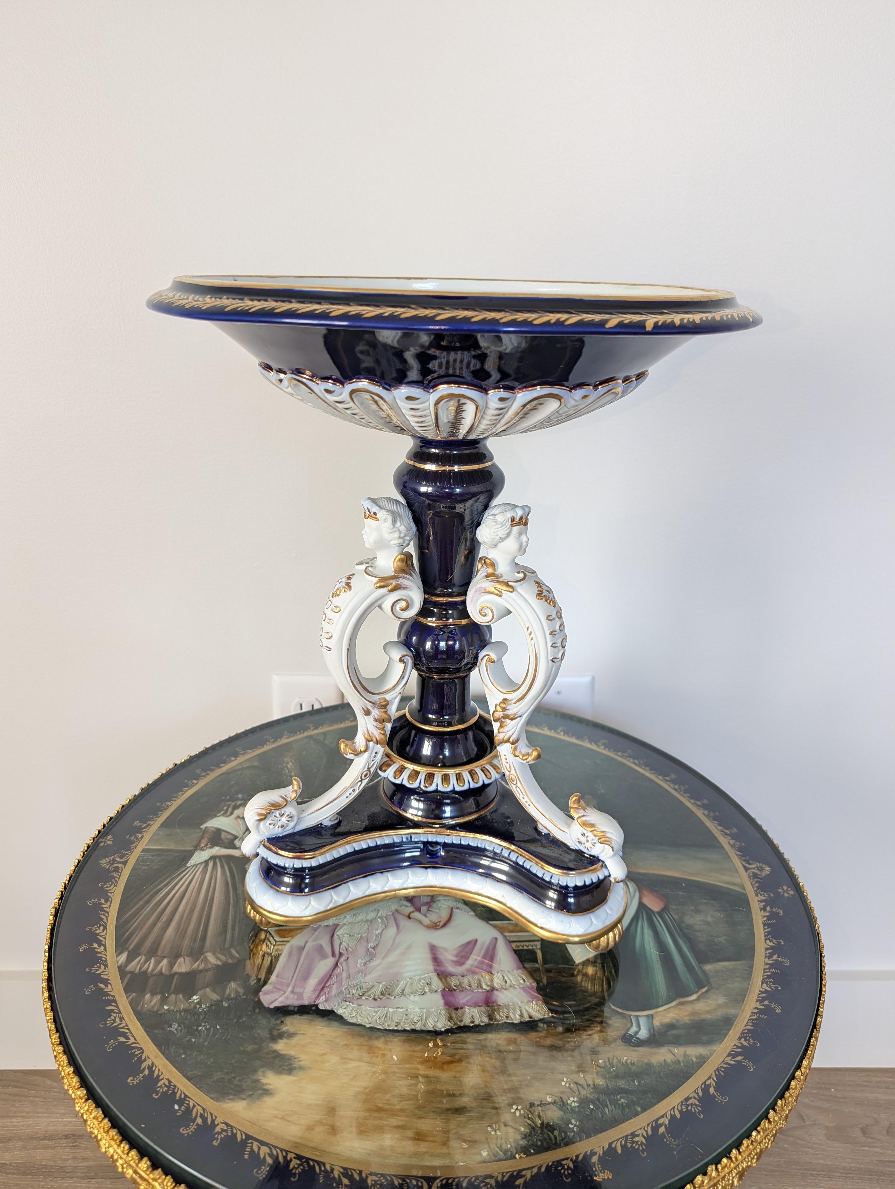 Rococò Stupefacente composta in blu cobalto e oro bianco con figure floreali in stile Meissen in vendita