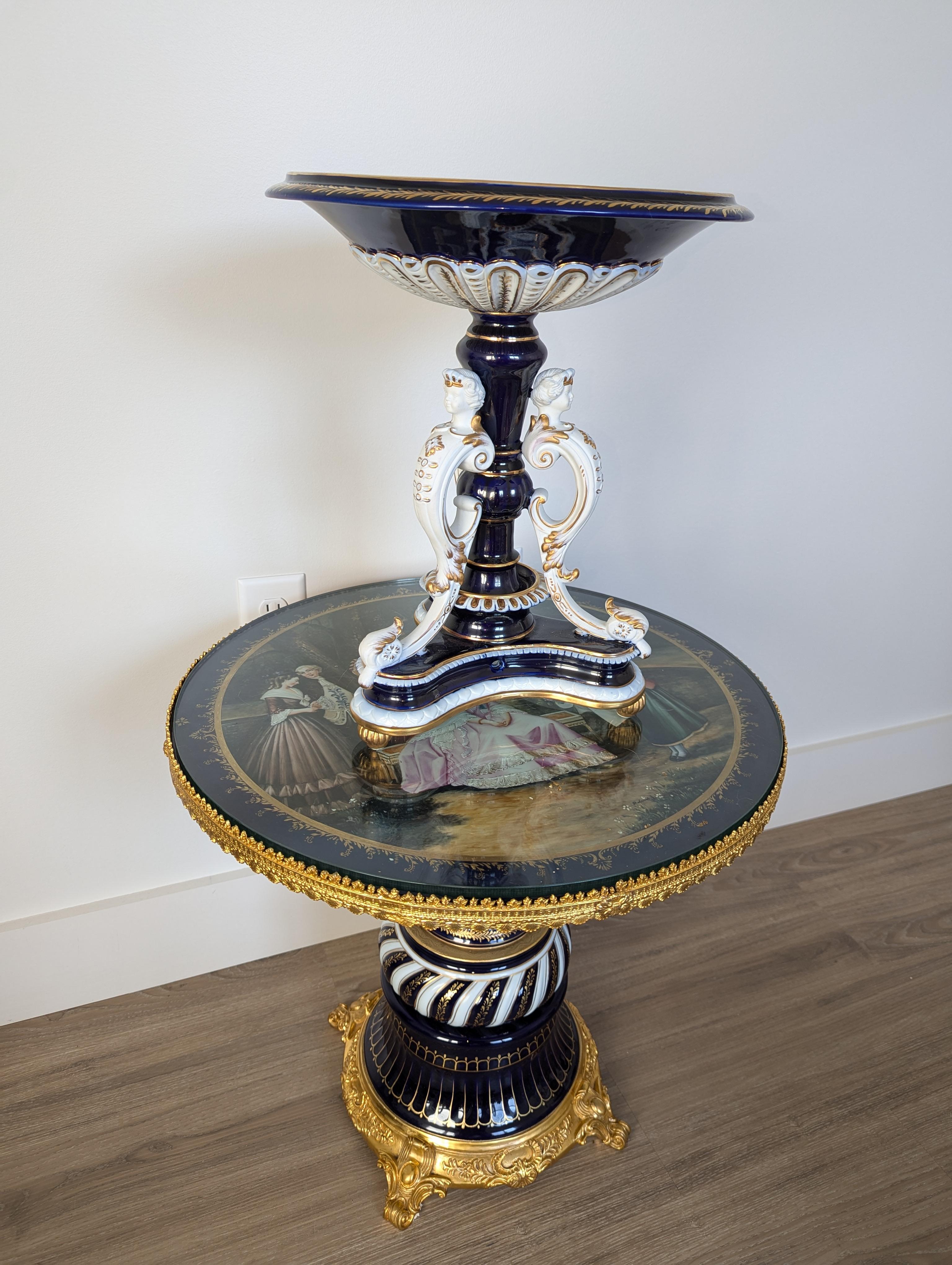 Dorato Stupefacente composta in blu cobalto e oro bianco con figure floreali in stile Meissen in vendita