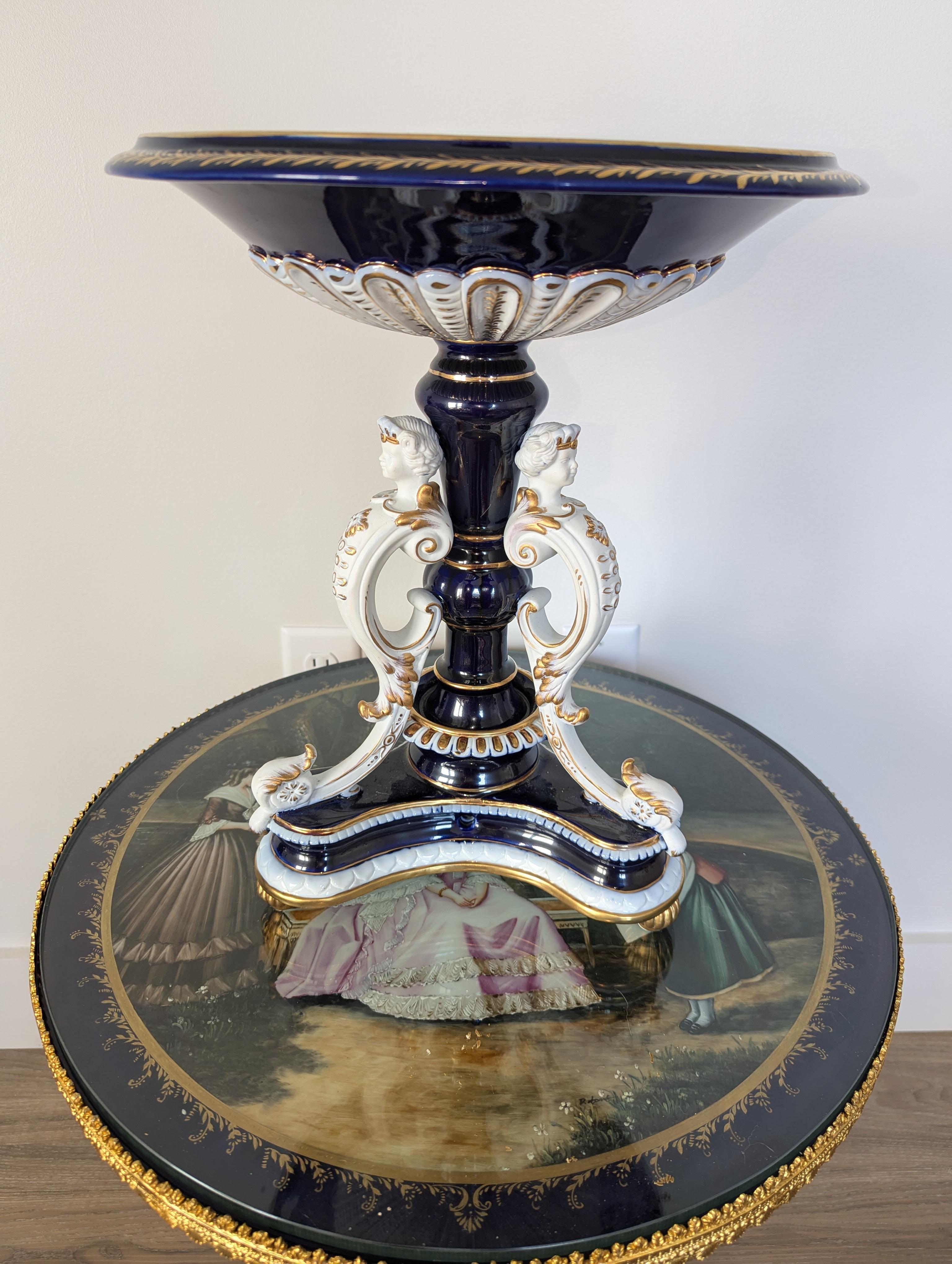Stupefacente composta in blu cobalto e oro bianco con figure floreali in stile Meissen In condizioni ottime in vendita a New Milford, CT