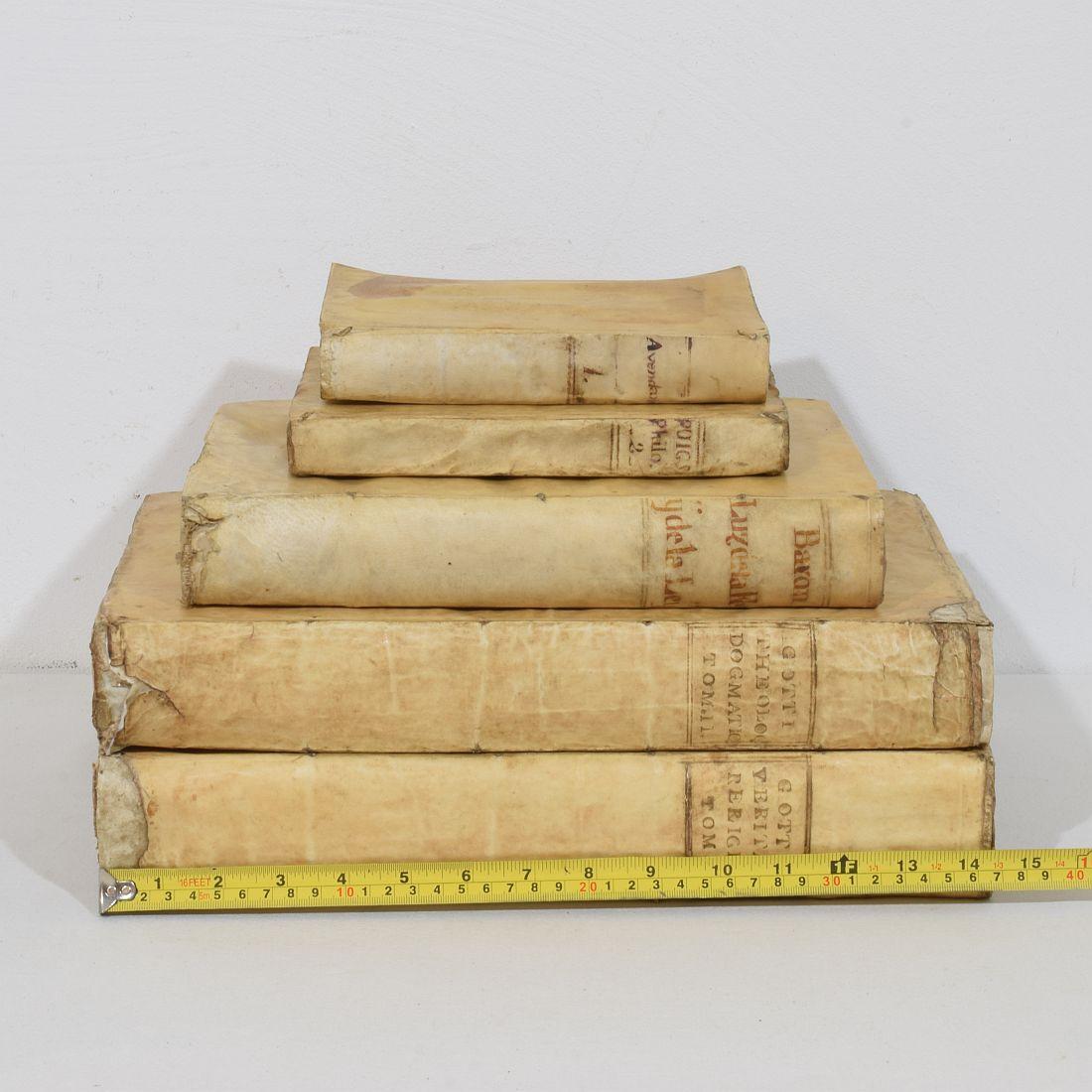 Étonnante collection de 5 livres en vélin extrêmement altérés, Espagne/Italie, 18e/ 19e siècle. 
Usures, petites pertes et réparations anciennes.
D'autres photos sont disponibles sur demande
H:19-36,5cm  L:3-6,5cm P:14-25cm 