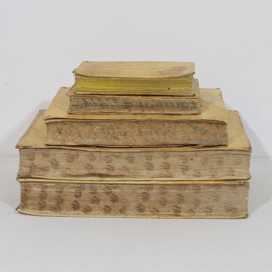 XVIIIe siècle et antérieur Étonnante Collection de livres en Vellum altéré du 17ème / 18ème siècle en vente