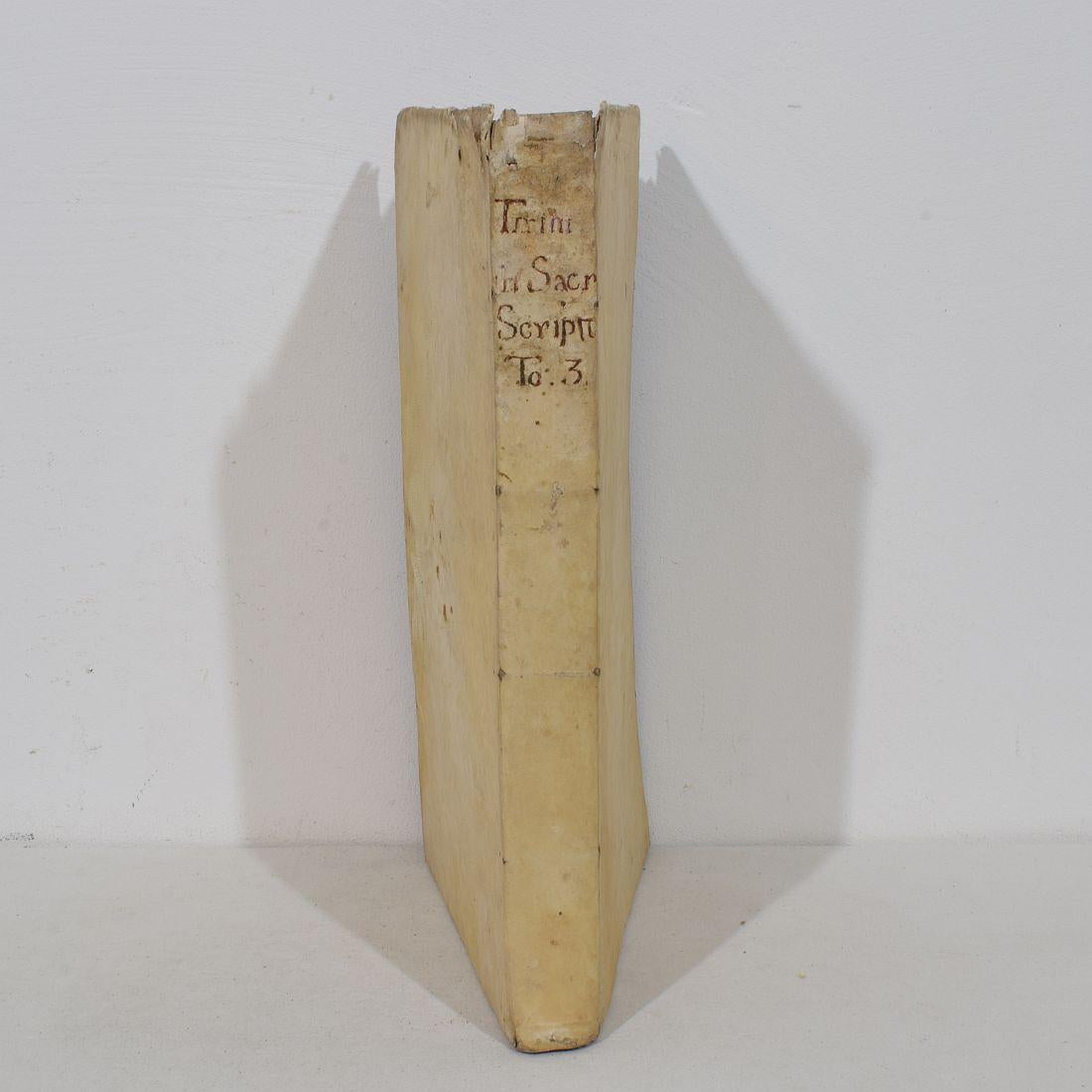 Étonnante Collection de livres en Vellum du 17ème / 19ème siècle, altérés par les intempéries en vente 12