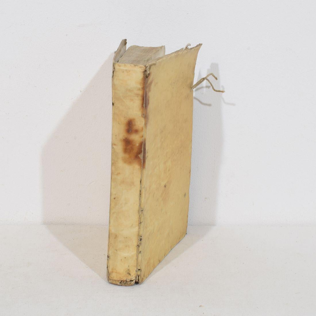 Étonnante Collection de livres en Vellum du 17ème / 19ème siècle, altérés par les intempéries en vente 3