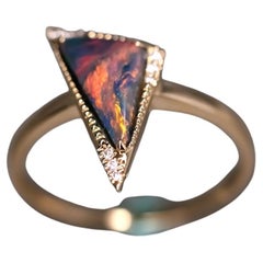 Verlobungsring aus 18 Karat Gelbgold mit erstaunlichem farbigem dreieckigem schwarzem Opal und Diamant
