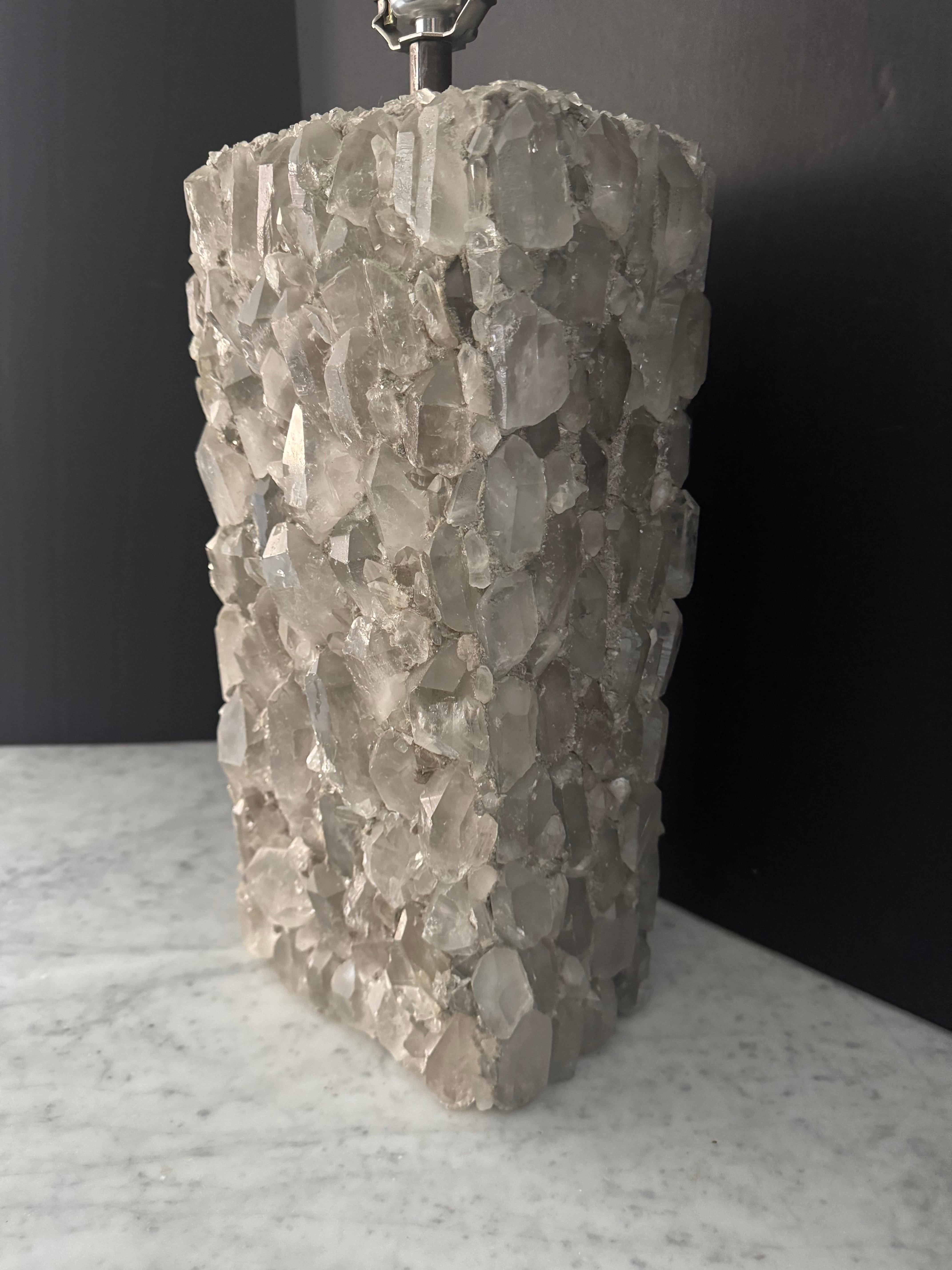Impressionnante lampe de table en cristal de roche avec une base rectangulaire incrustée et surmontée d'un fleuron en cristal de roche.  Pas d'abat-jour inclus.
Le corps de la lampe mesure 16