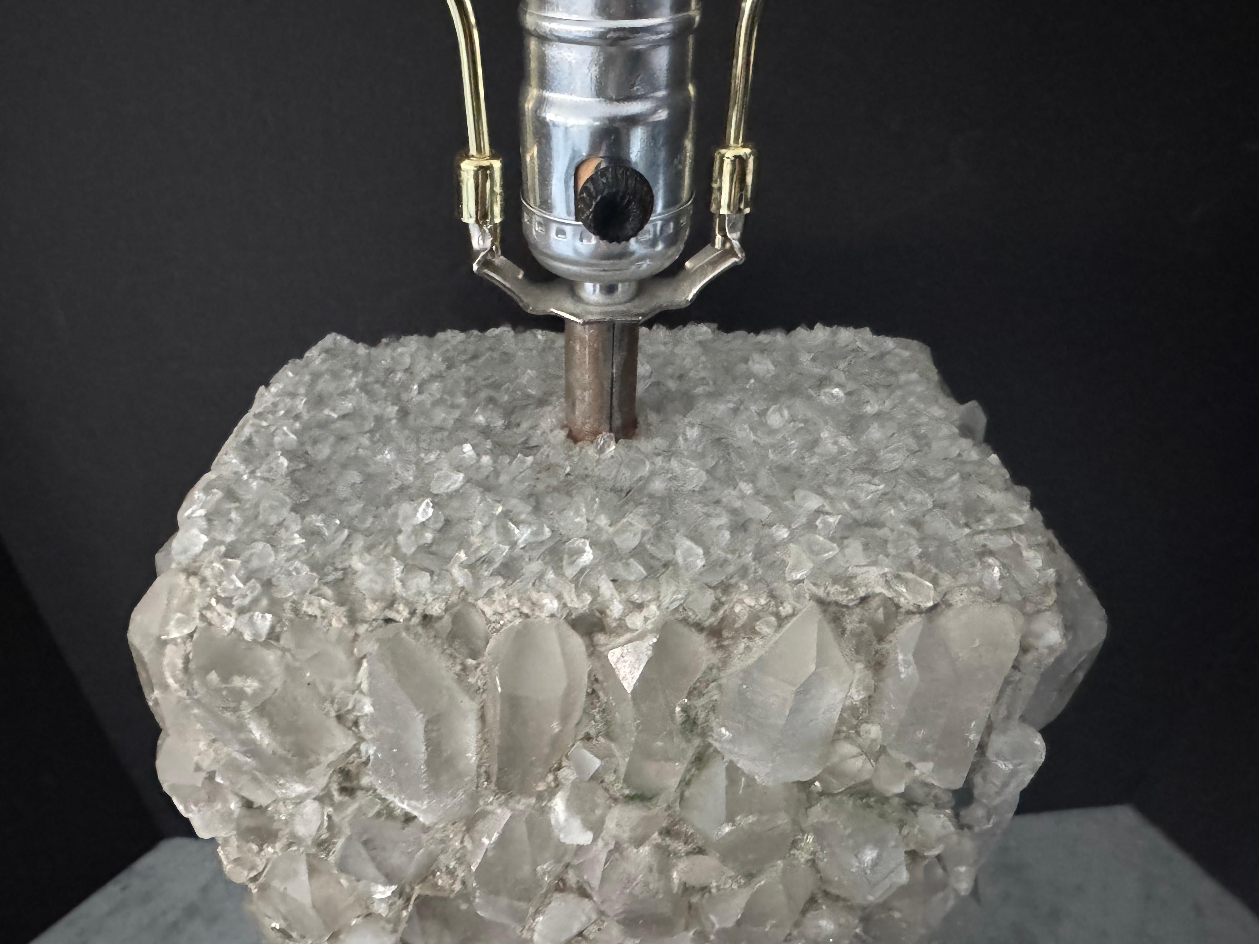 Étonnante lampe de table contemporaine en cristal de roche de Kari Jeanne Lobdell en vente 2