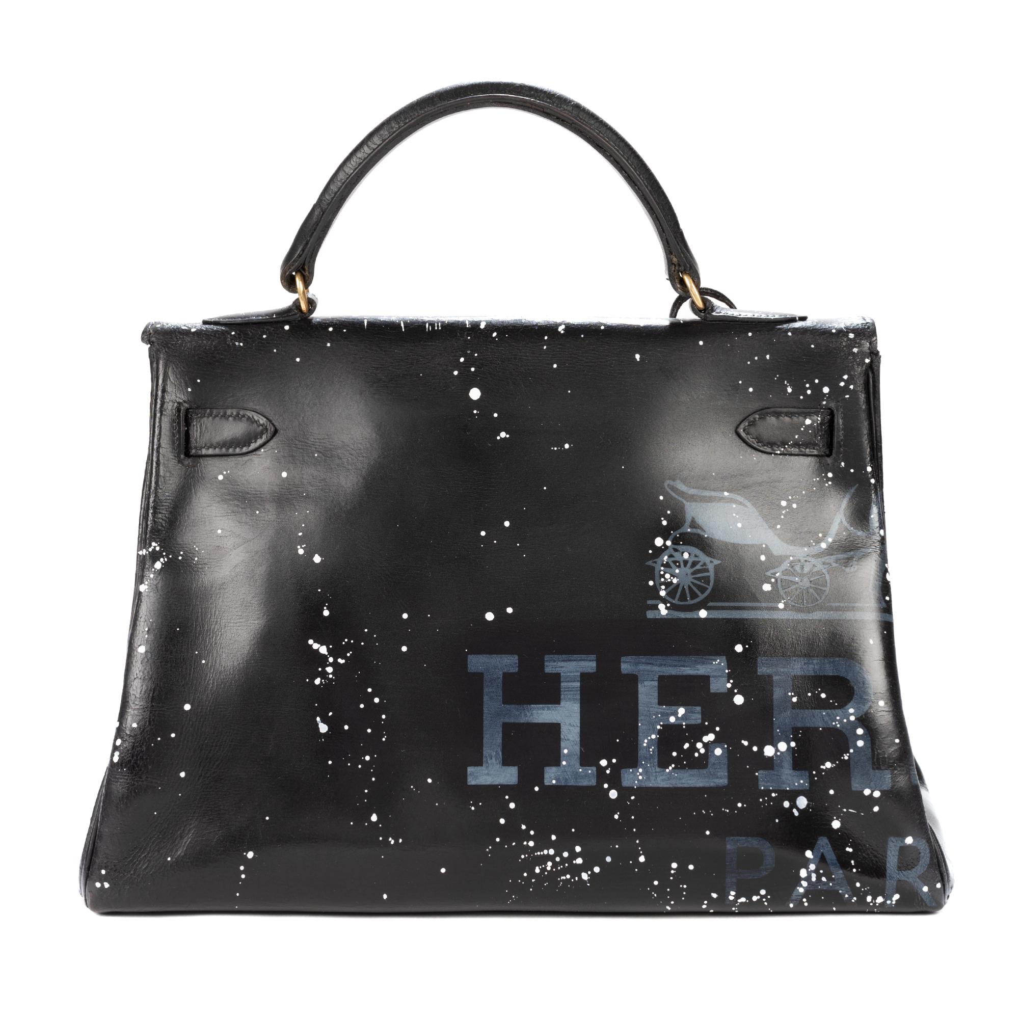 Stunning Artwork creation on Kelly Bag 32 black calf leather customized by the artist Patbo representing a beautiful image of one of the greatest Hollywood actresses of the 1950s and 1960s; Audrey Hepburn.
Bag description: Hermes Kelly 32 retourné
