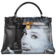 Außergewöhnliche Kreation „Audrey Hepburn#47“ auf Kelly 32 cm Handtasche aus schwarzem Kalbsleder