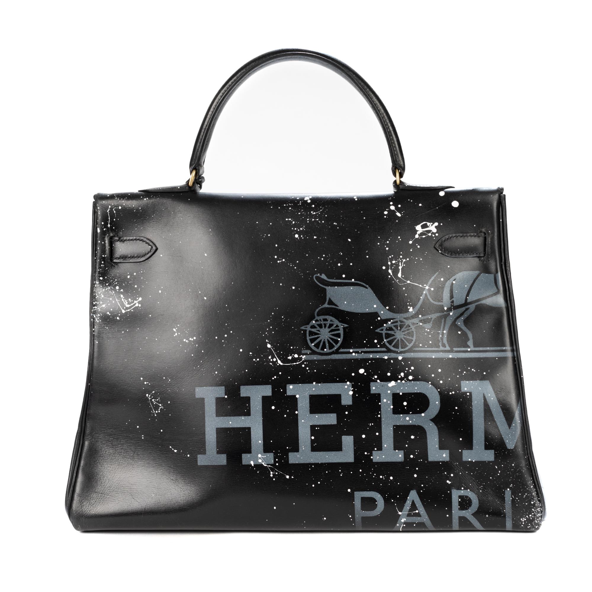 Stunning Artwork creation on Kelly Bag 35 black calf leather customized by the artist Patbo representing a beautiful image of one of the greatest Hollywood actresses : Marilyn Monroe.
Bag description: Hermes Kelly 35 retourné in black calf leather ,