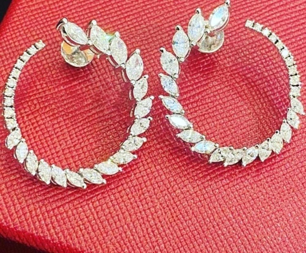 A magnificent pair of earrings in contemporary design, so modern and essential, a very chic style
Earrings come in 18k gold with sparkly natural diamonds of  4,00 carats, G /VS-SI1 , in marquise and round brilliant cut, 
Handmade by Italian