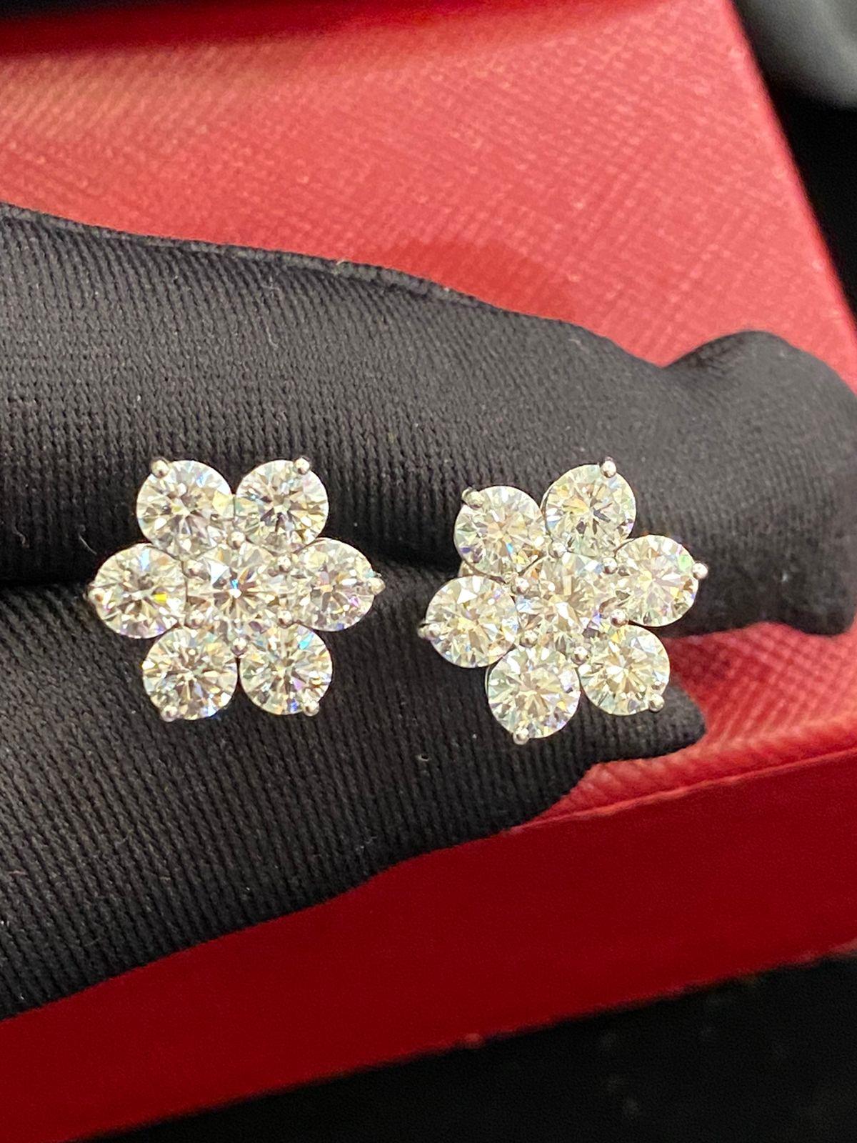 An exquisite flowers 🌺 design for this amazing earrings in 18k gold with 14 pieces of natural round brilliant cut diamonds 4,40 ct F/VS1
( top quality). 
Handcrafted by artisan goldsmith.
Excellent manufacture and quality.