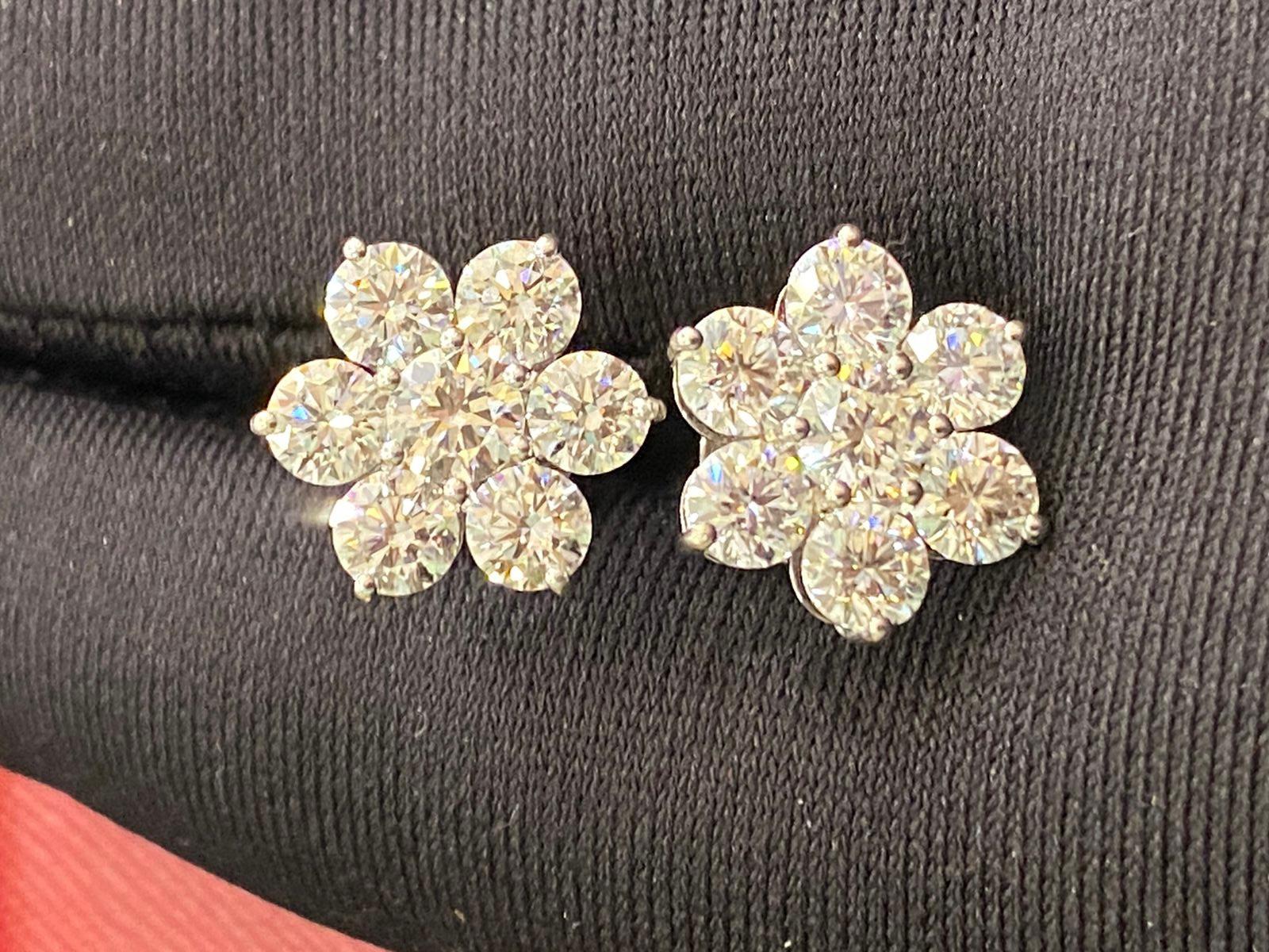 Certified 4.40 Carats Natural Diamonds  18K Gold Flowers Earrings  In New Condition For Sale In Massafra, IT