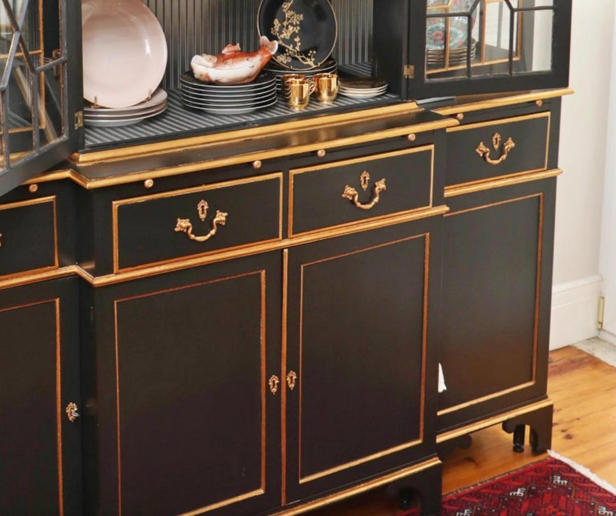 Amazing Cupboard Black and Gold Painted Wood End 18th Century Restored In Good Condition In Madrid, ES
