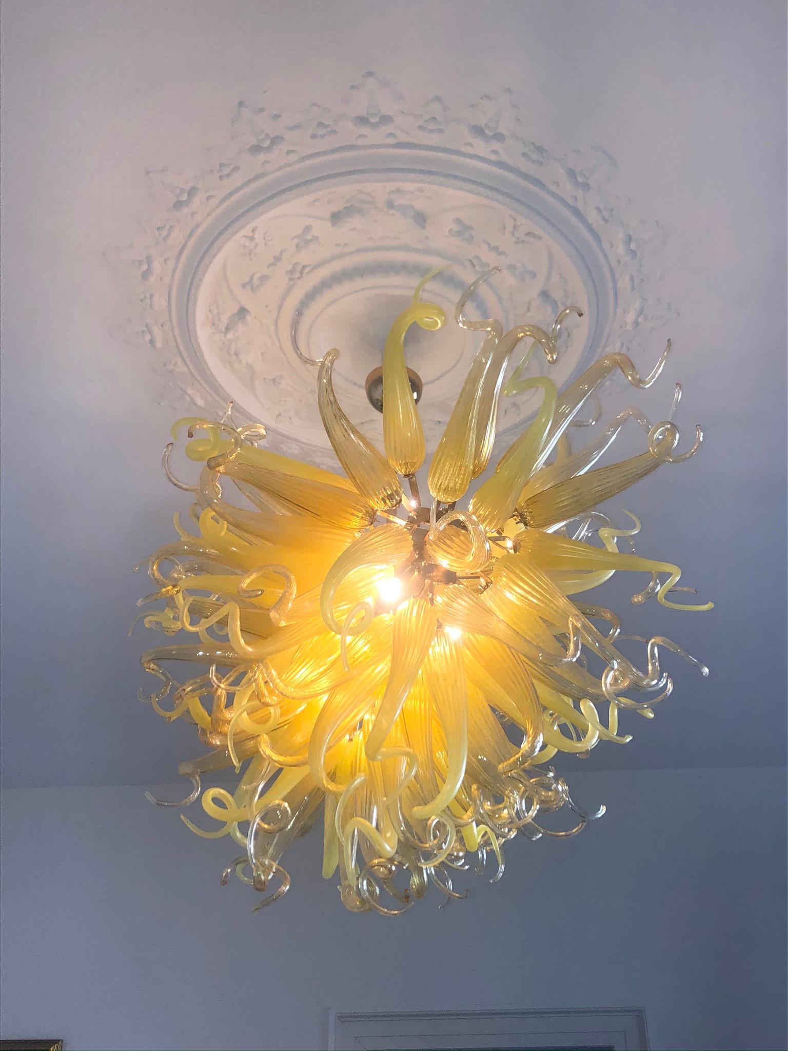 Erstaunlicher Kronleuchter aus Muranoglas im Stil von Dale Chihuly:: Ende des 20 (Vergoldet)