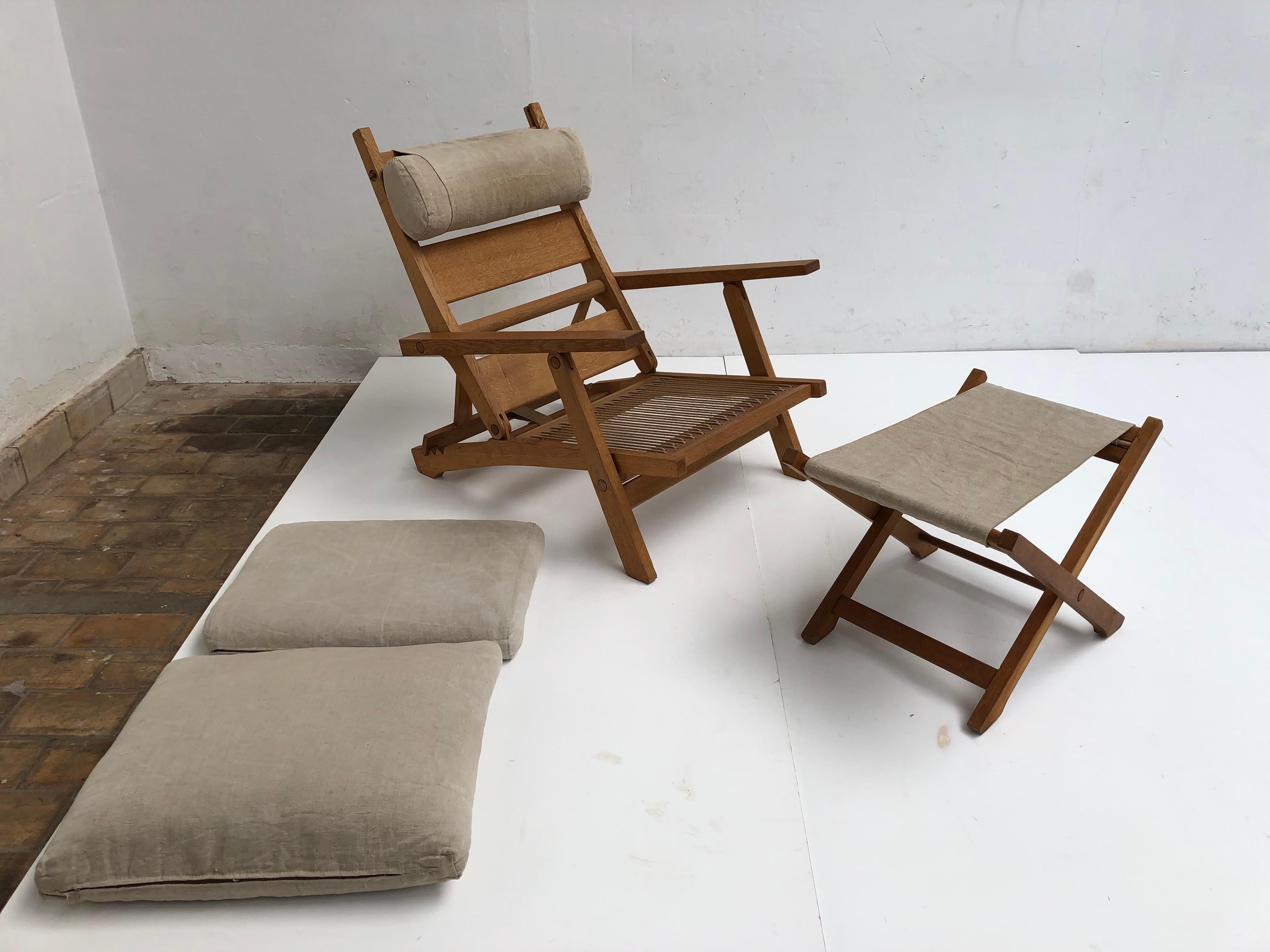 Rare Wegner AP71 folding lounge chair designed in 1968

This design by Hans Wegner perfectly shows the amazing and skilled Danish woodworker craftsmanship with the use of only wooden (dowel) connections 

Adjustable back- and headrest in three