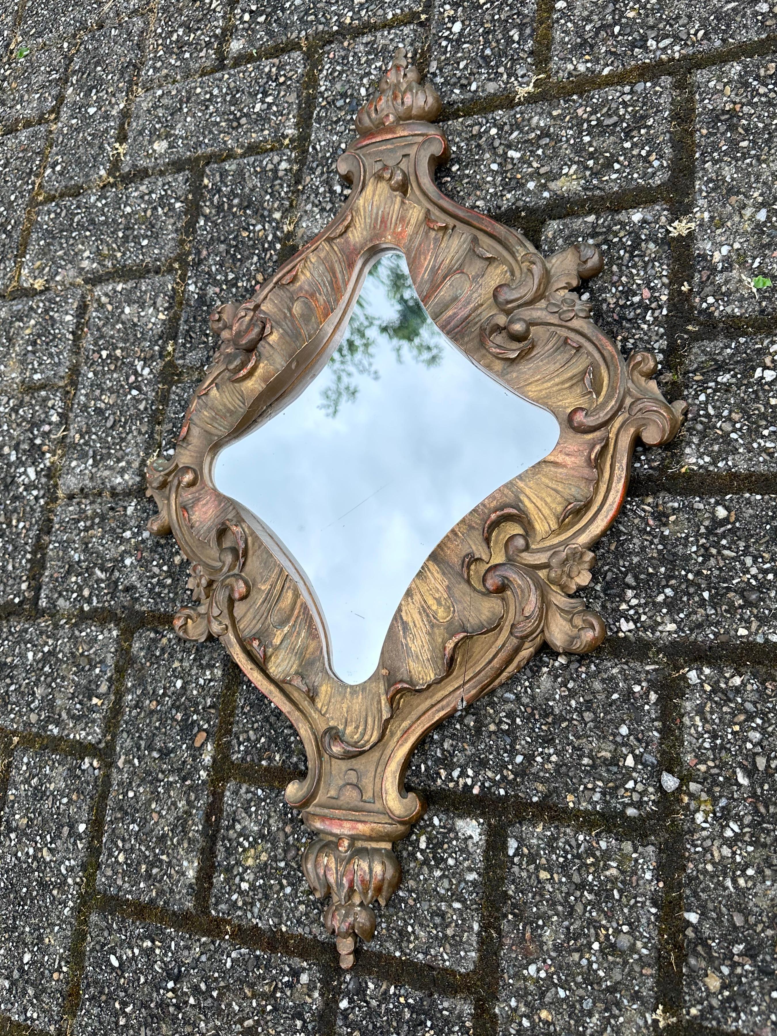 Bois doré Magnifique design, miroir mural néo-baroque ancien sculpté et doré à la main en vente