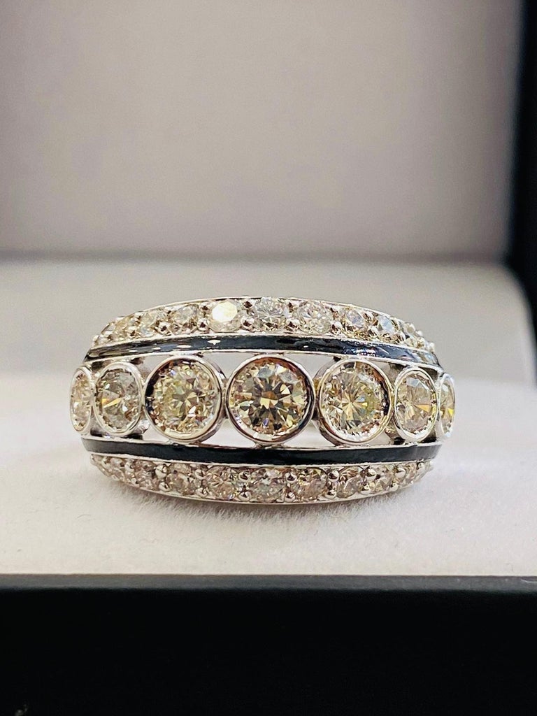 Amazing Design with 2,28 Ct of Diamonds on Ring For Sale at 1stDibs